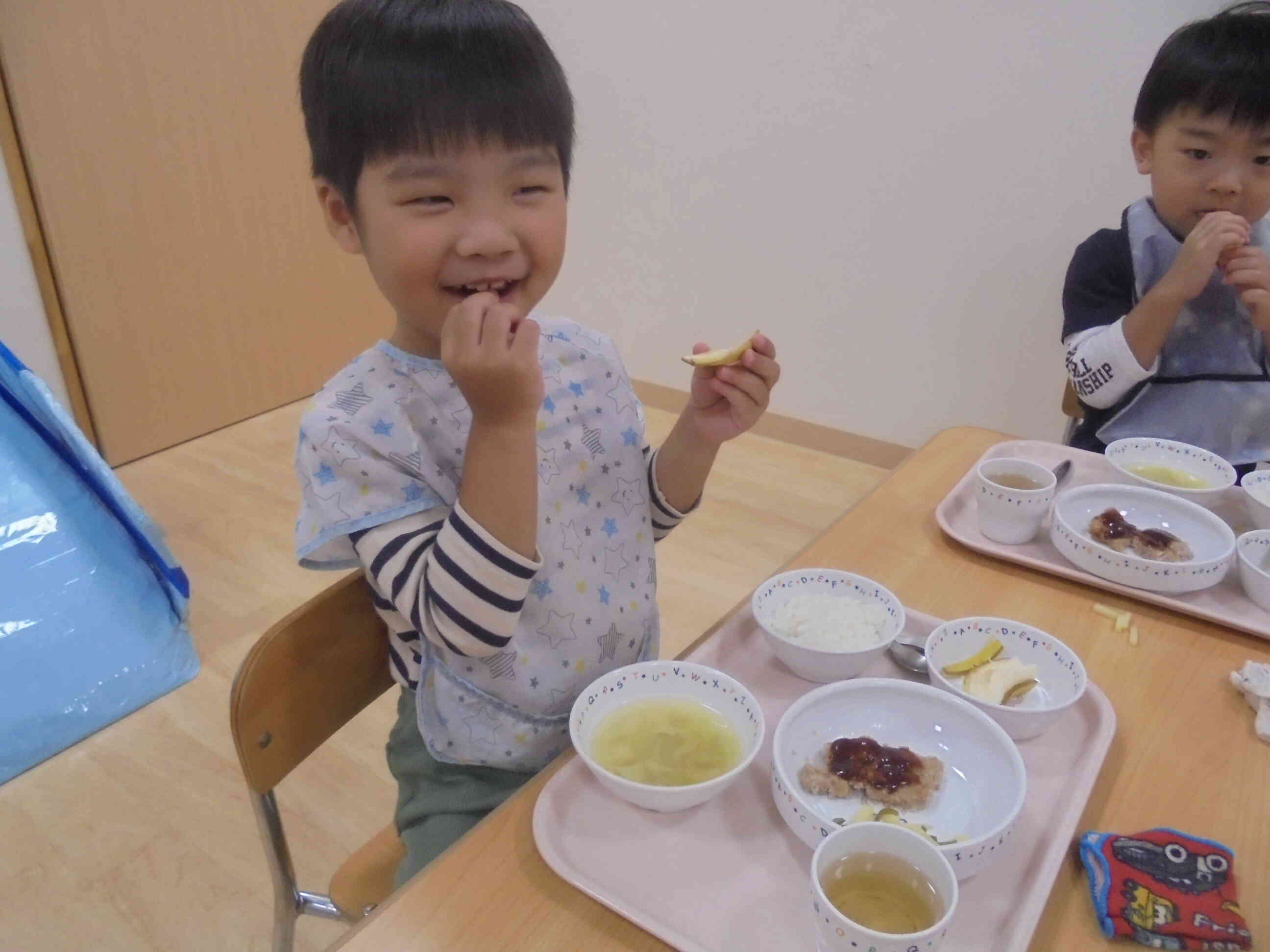 おもいっきり遊んだ後の給食はおいしいね！