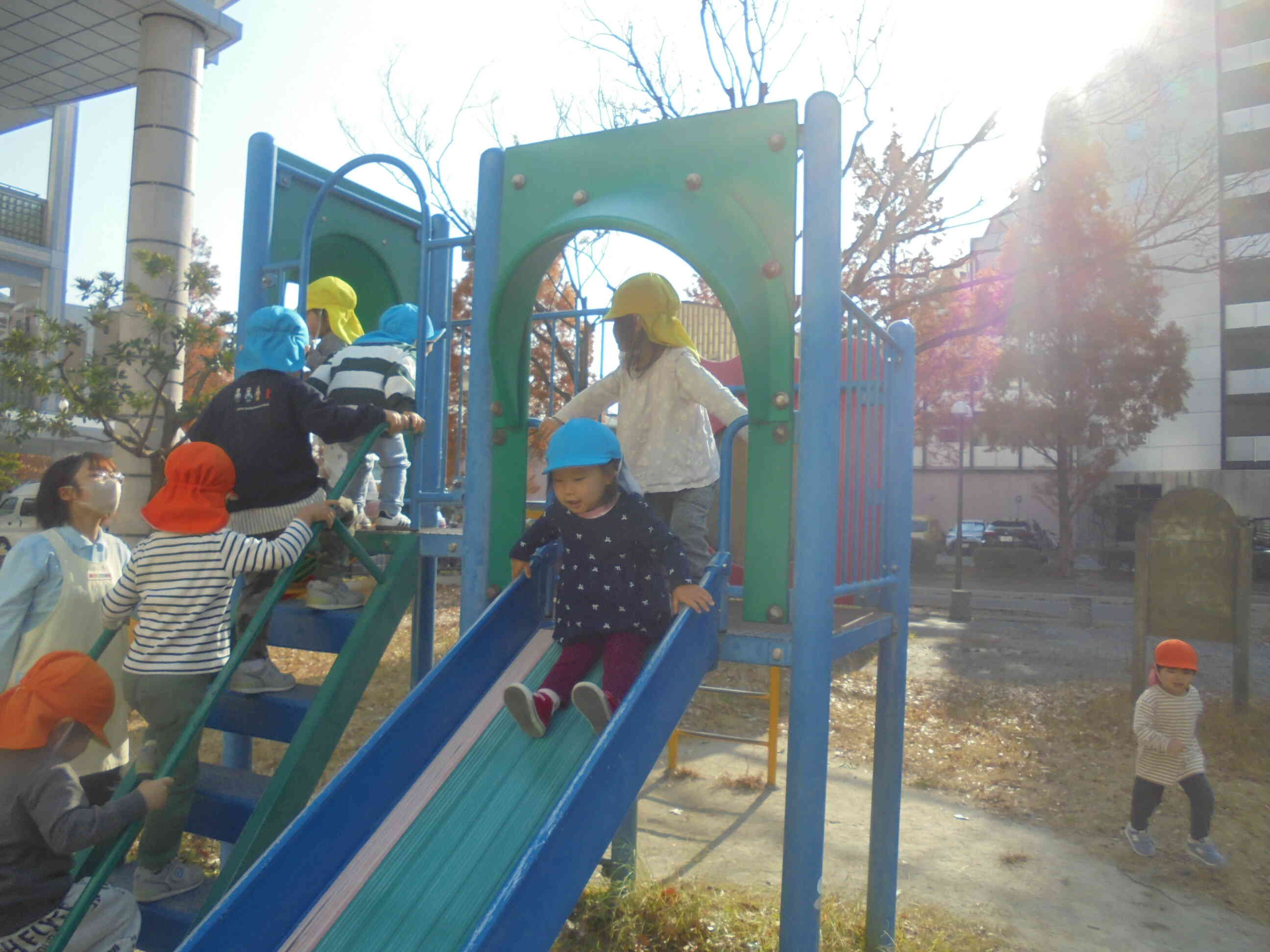 落ちないように手すりをもって登ります。