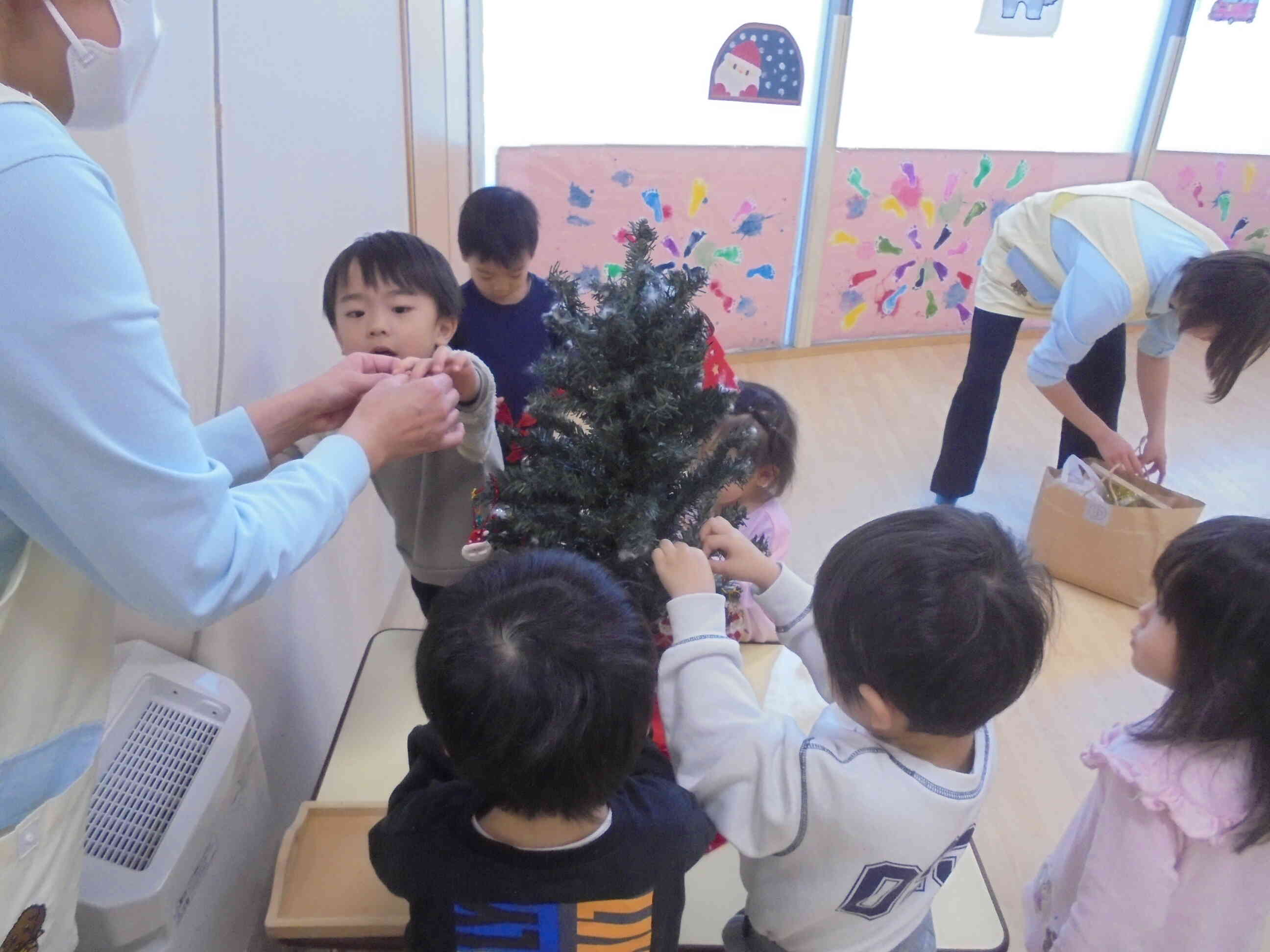 ツリーの飾りつけ