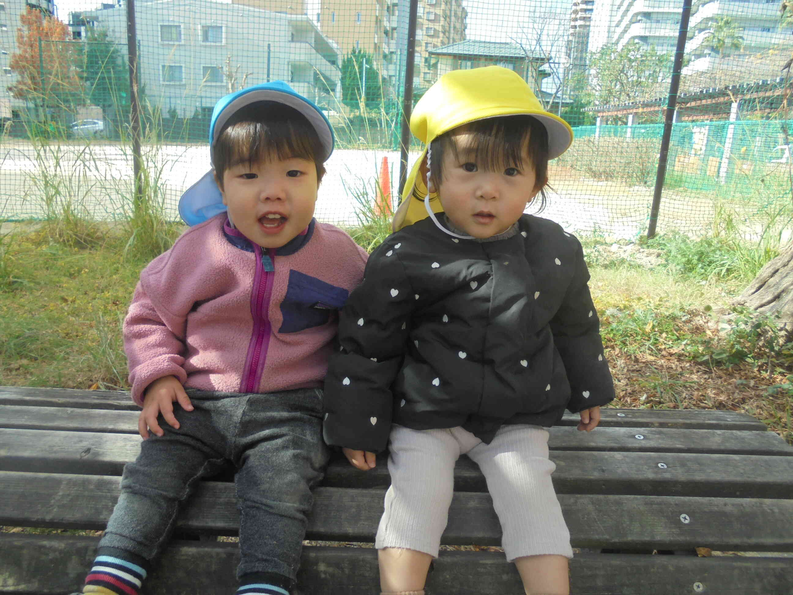 暖かいね。ひなたぼっこでニッコリ笑顔。