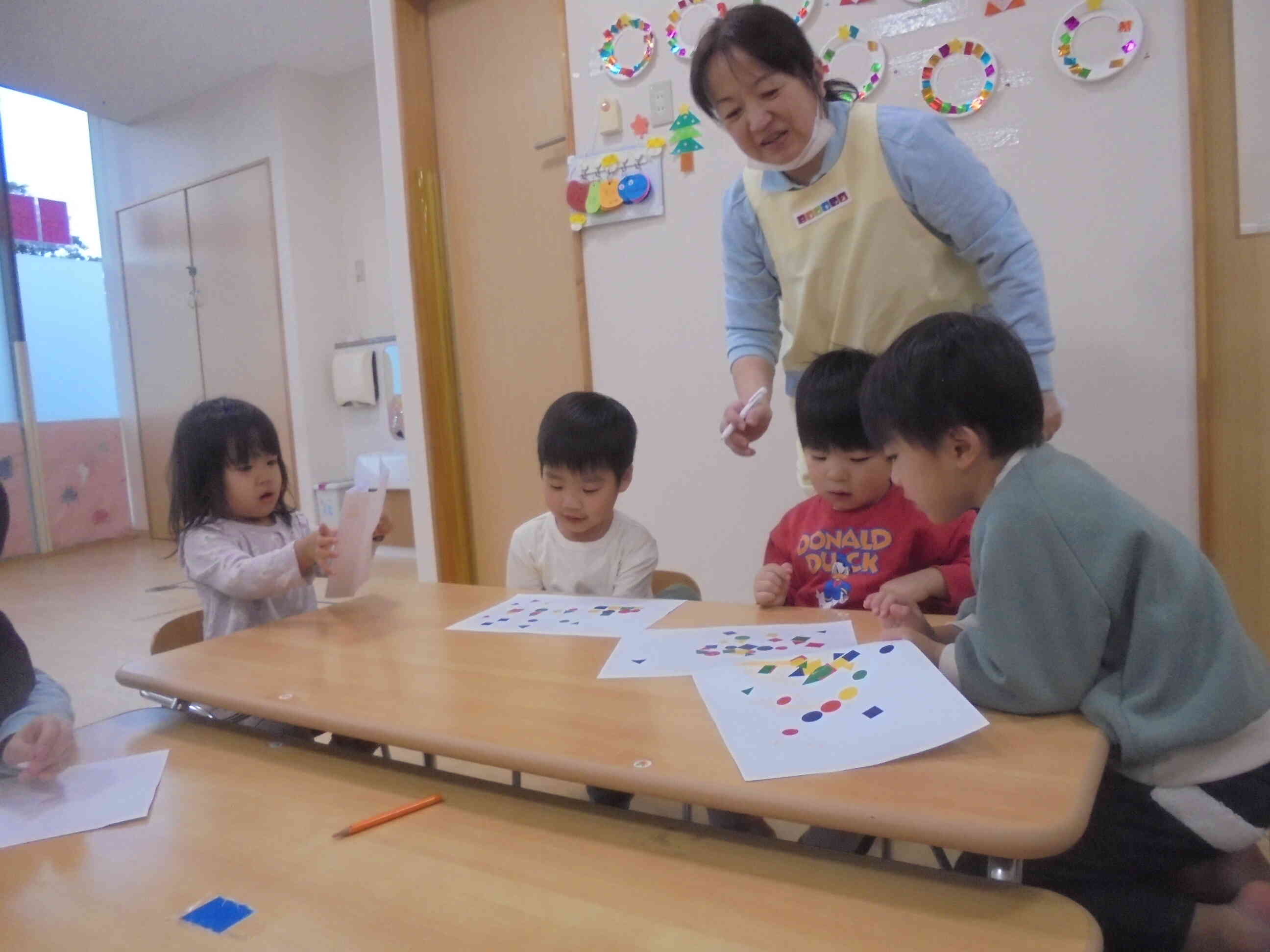 1.2歳児のシール貼りやお絵かきはお話を聞いてあげることが楽しいんです！