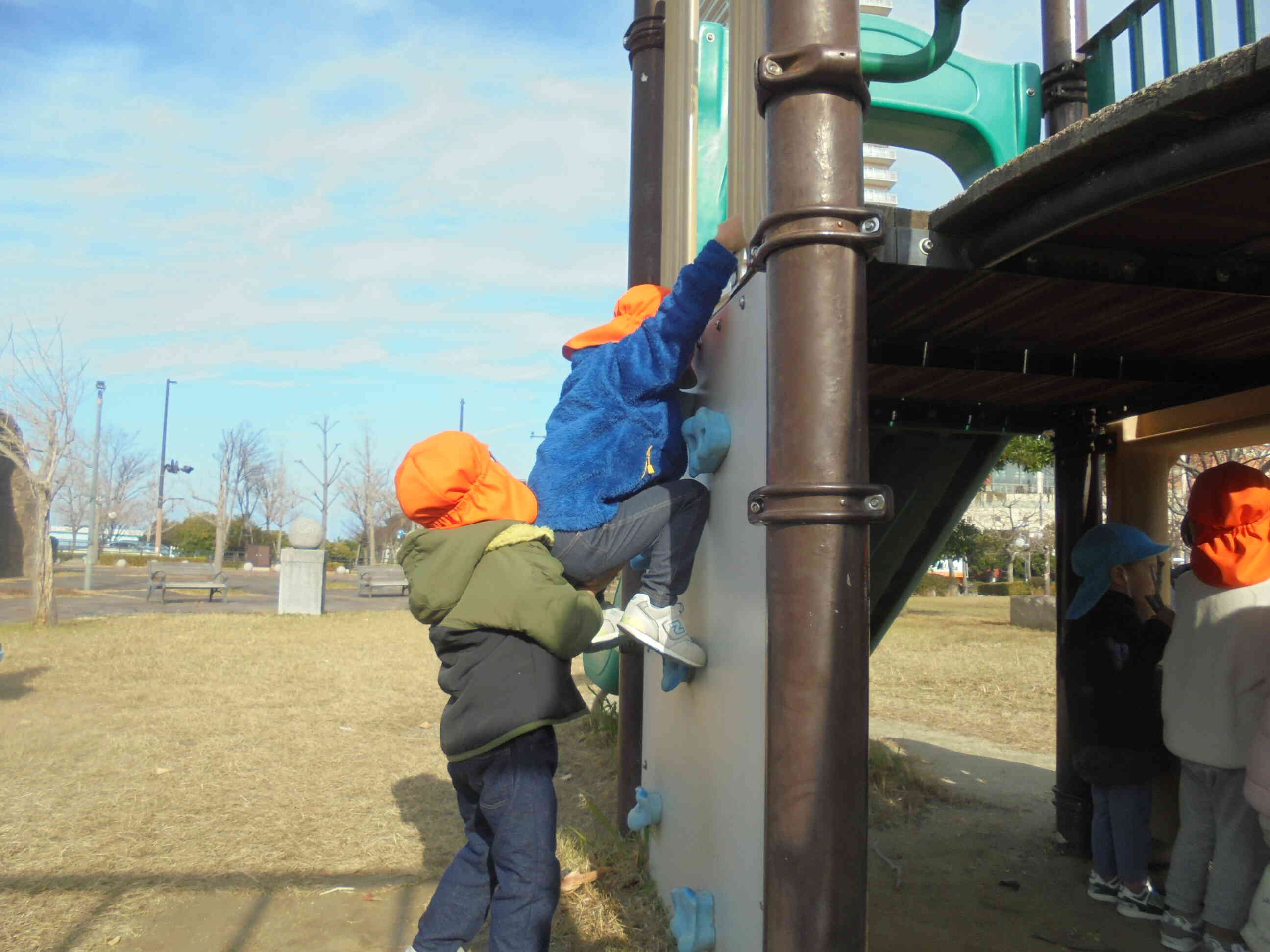 壁のぼりに挑戦！仲間っていいね！