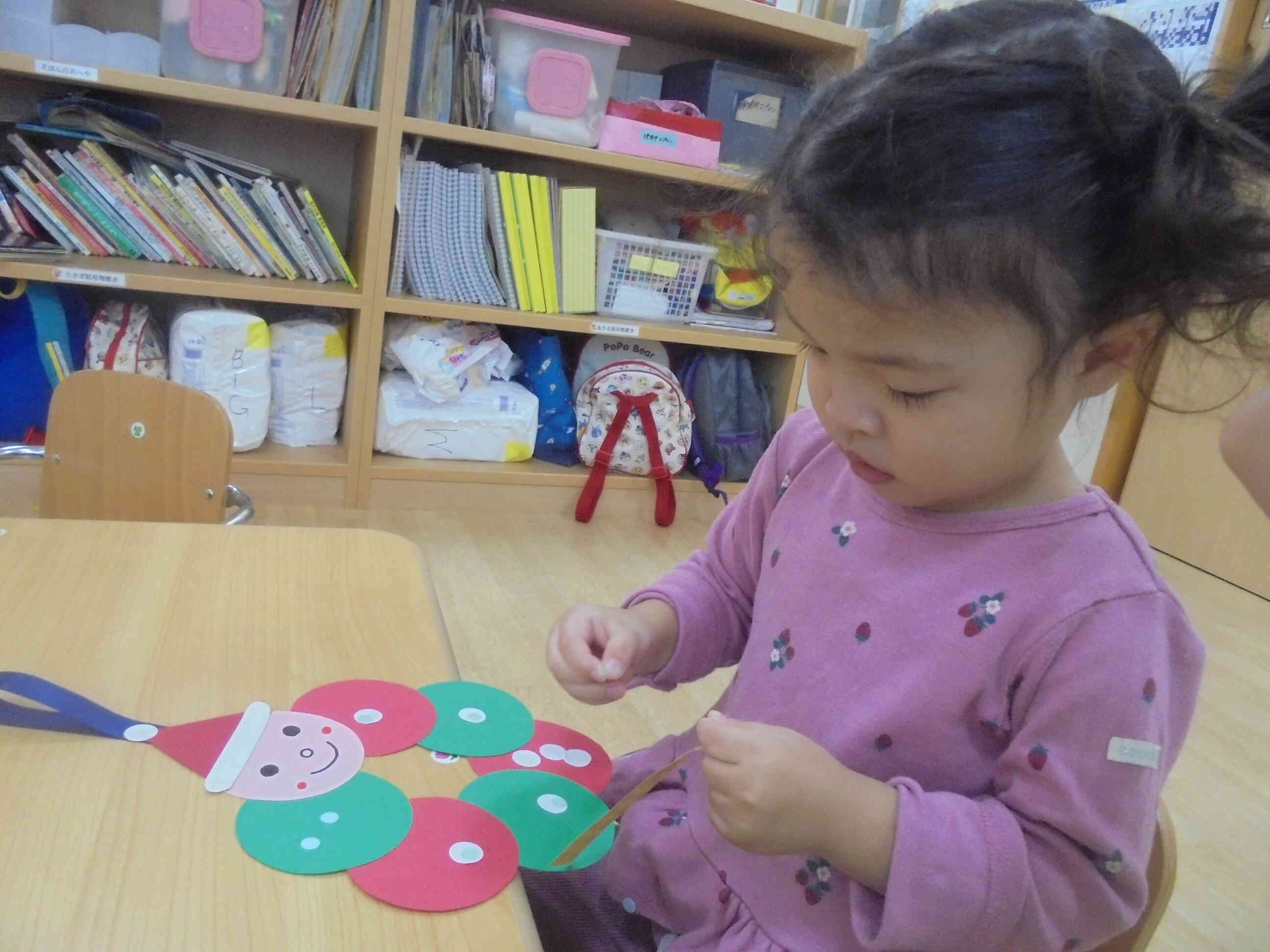 シールで飾りましょう。