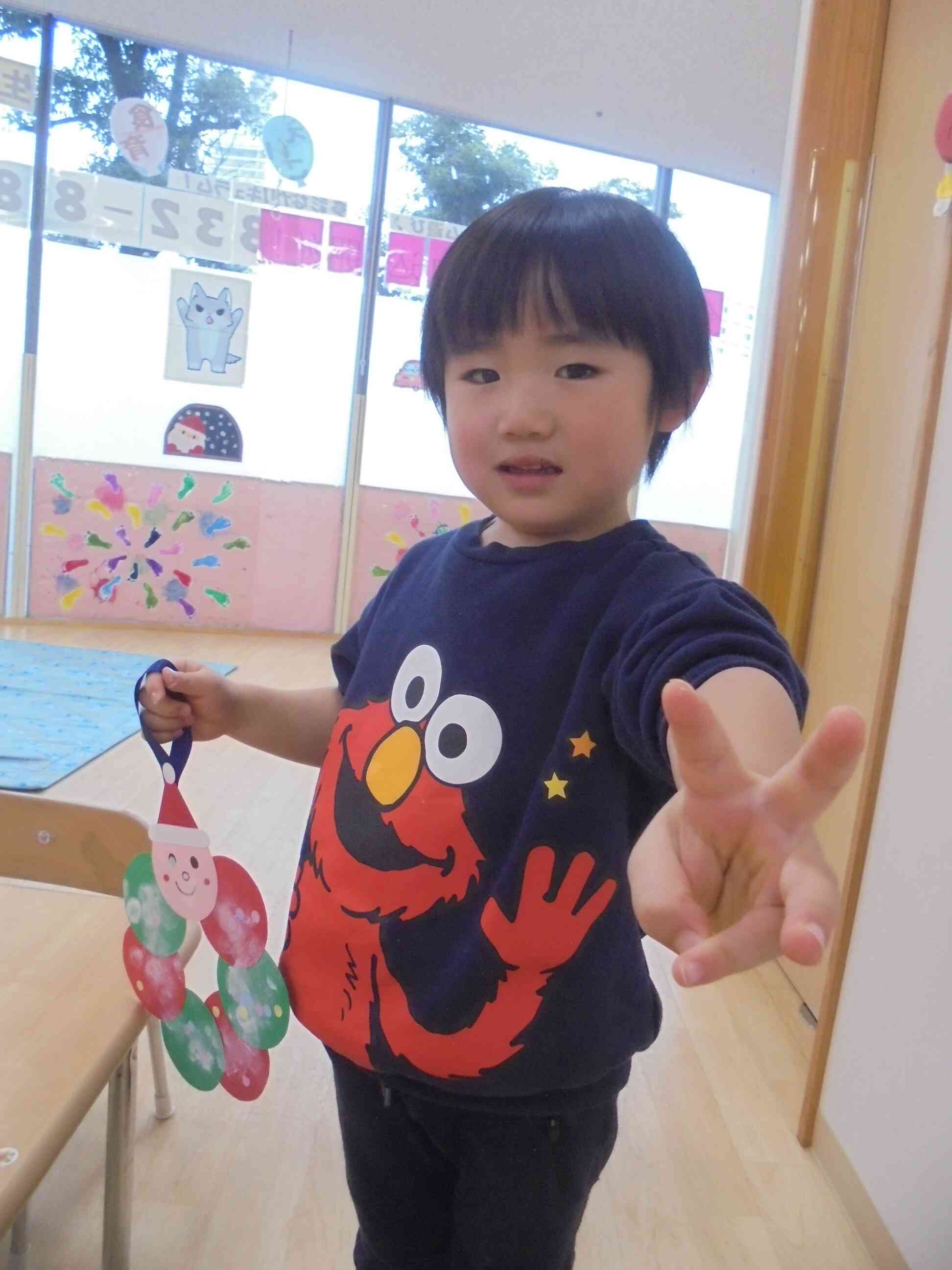 絵具でポンポン雪を描きました。