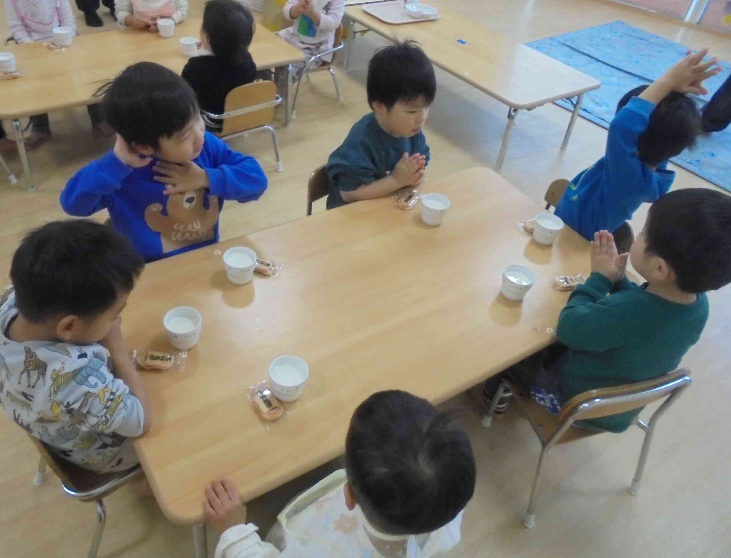 手を合わせてご挨拶