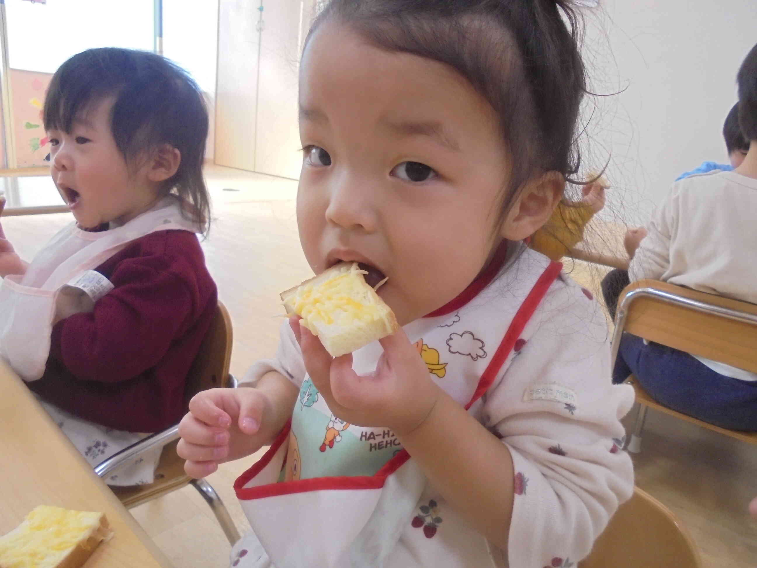 お上品に手で持って・・・