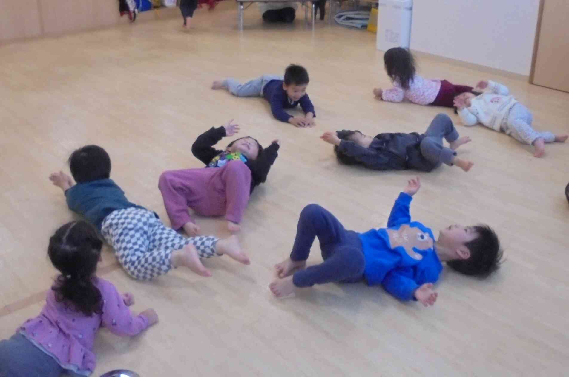 ころころ床を転がるのって楽しいね♪