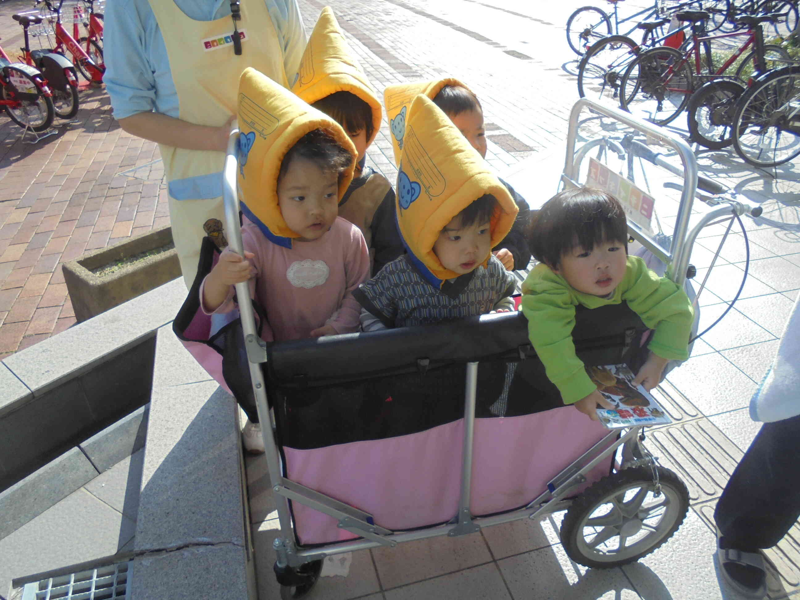 防災頭巾をかぶりましょう！