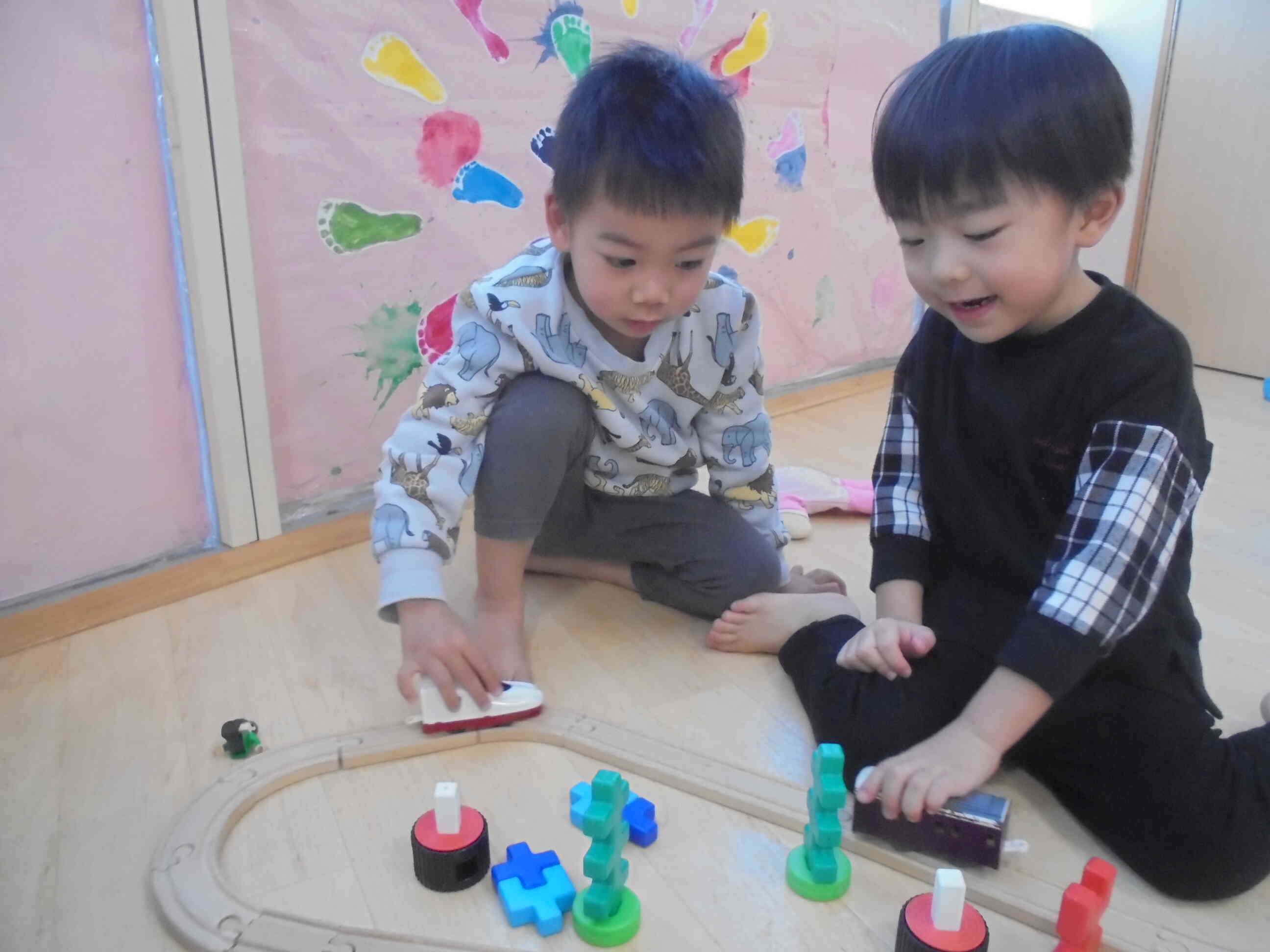 森を抜けて町の中を汽車が走ります！