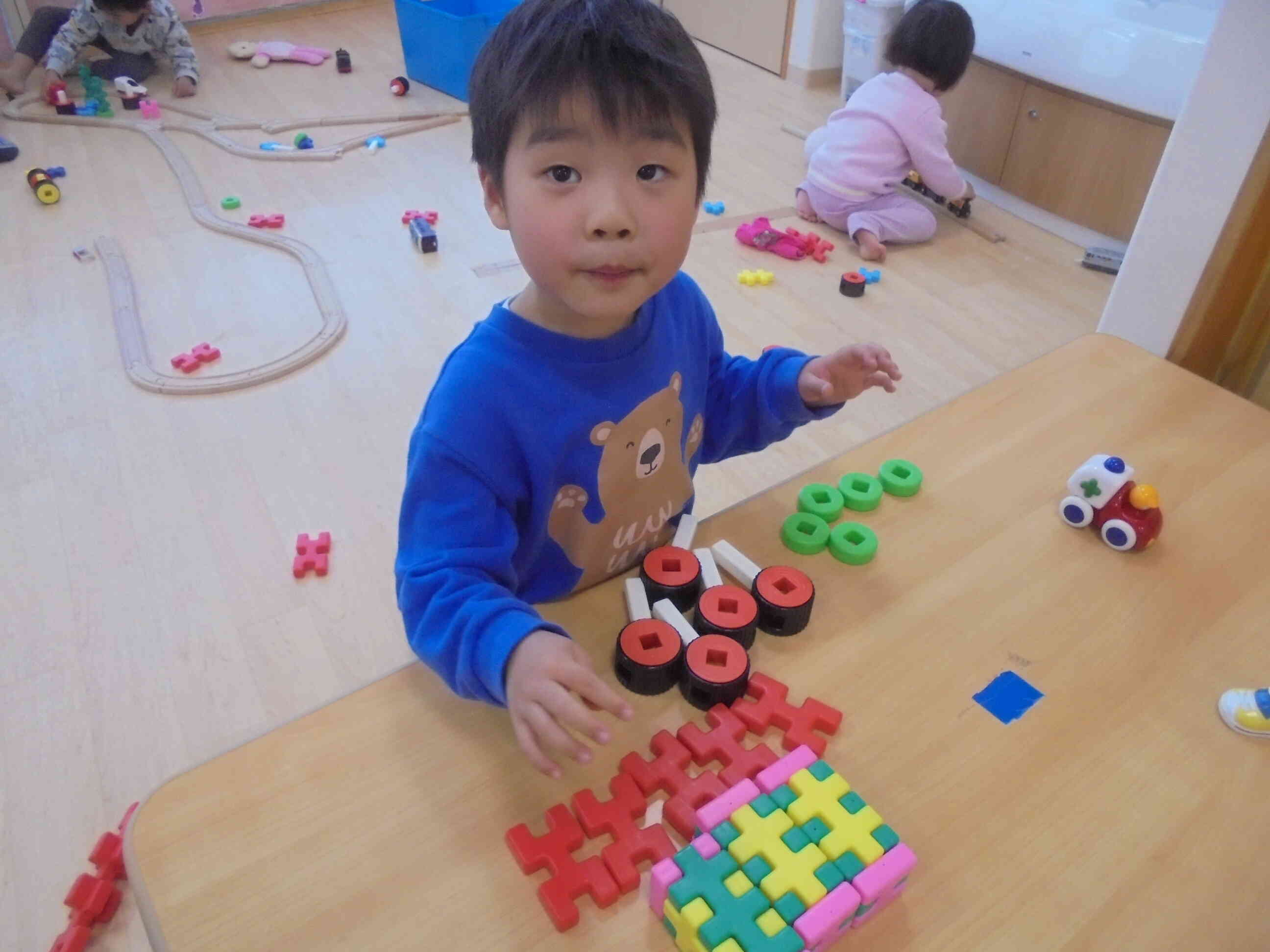 たくさんの品物が並んだお店屋さん