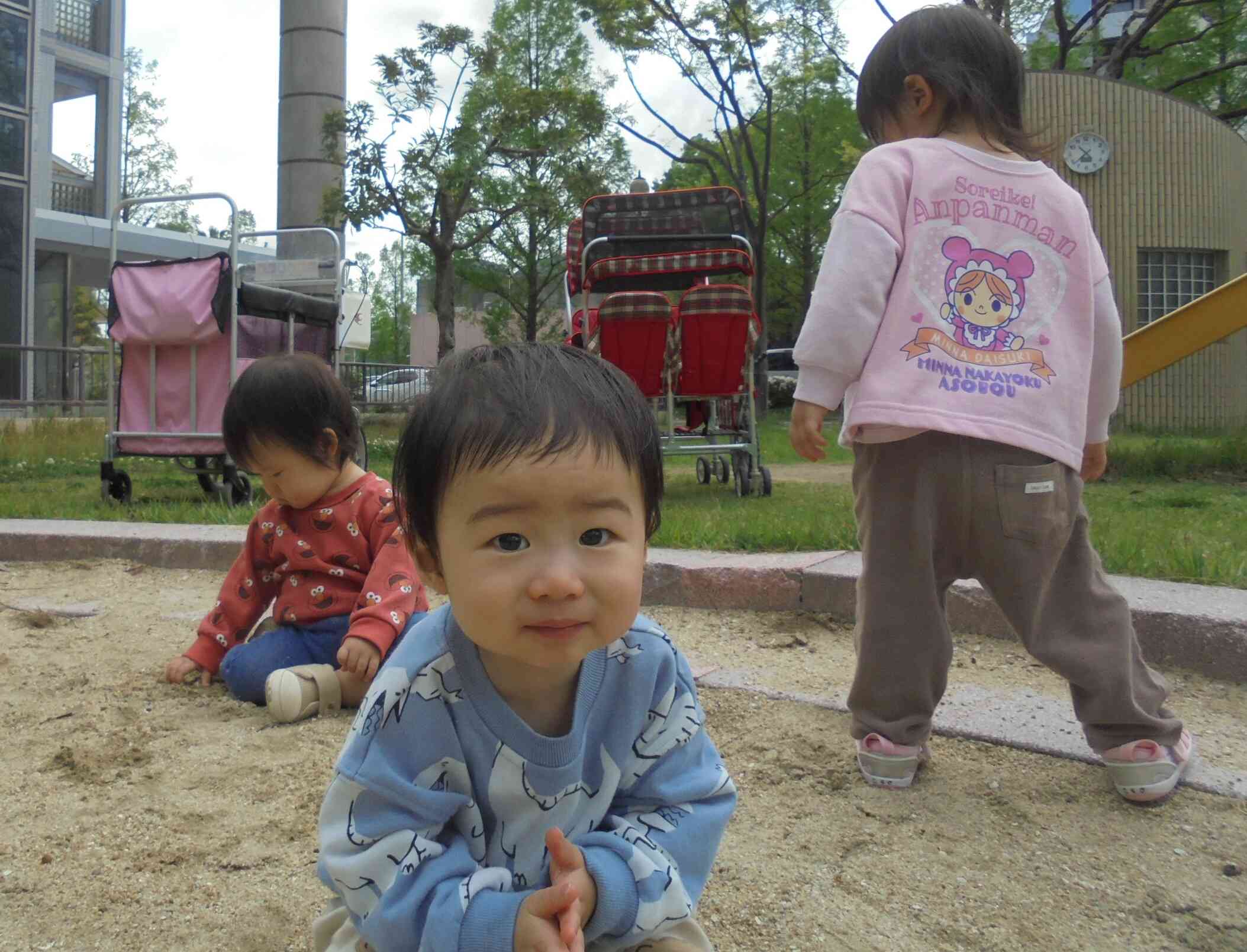 公園で砂遊び