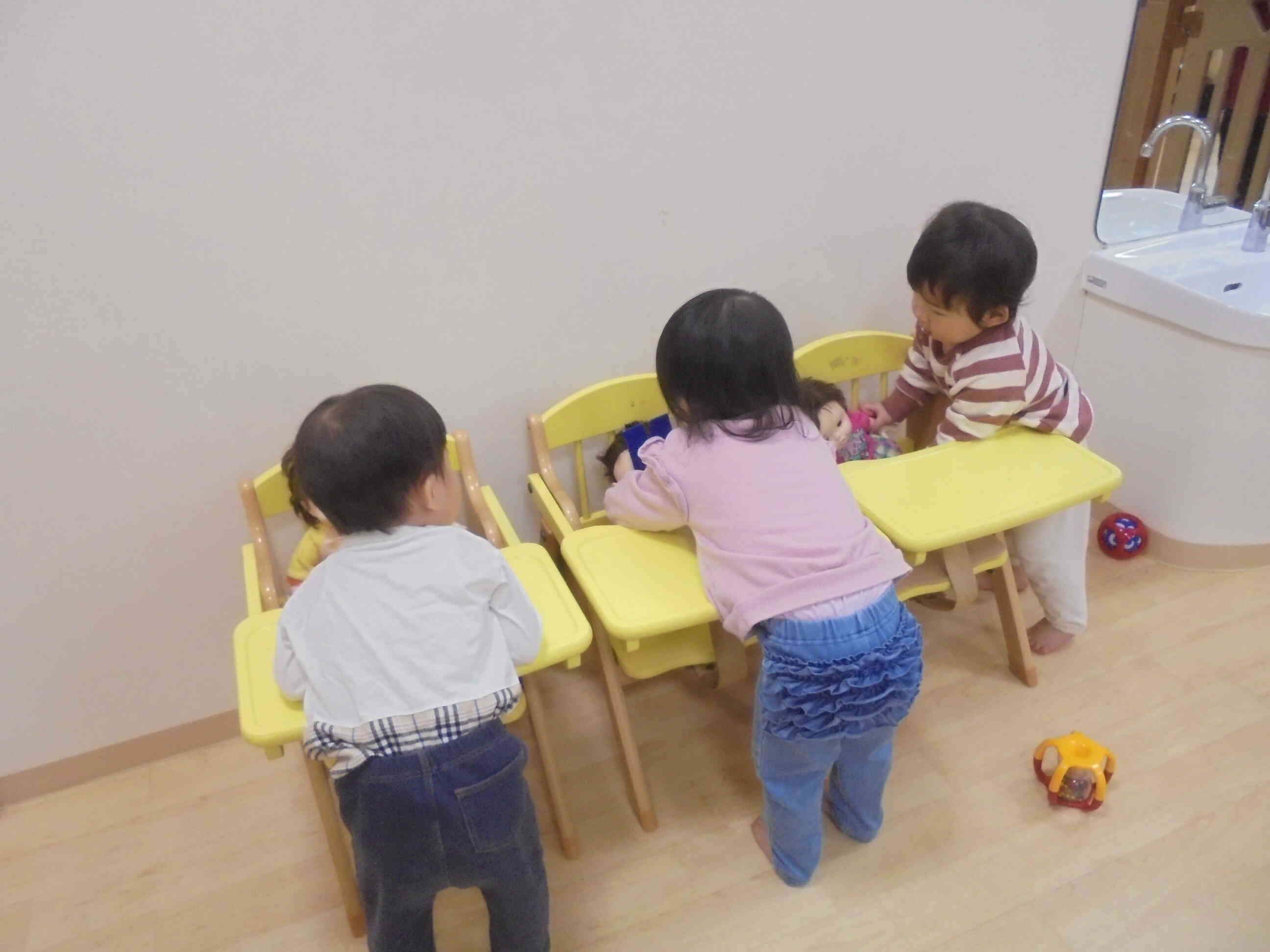 私たち赤ちゃんのお世話が忙しいの…。