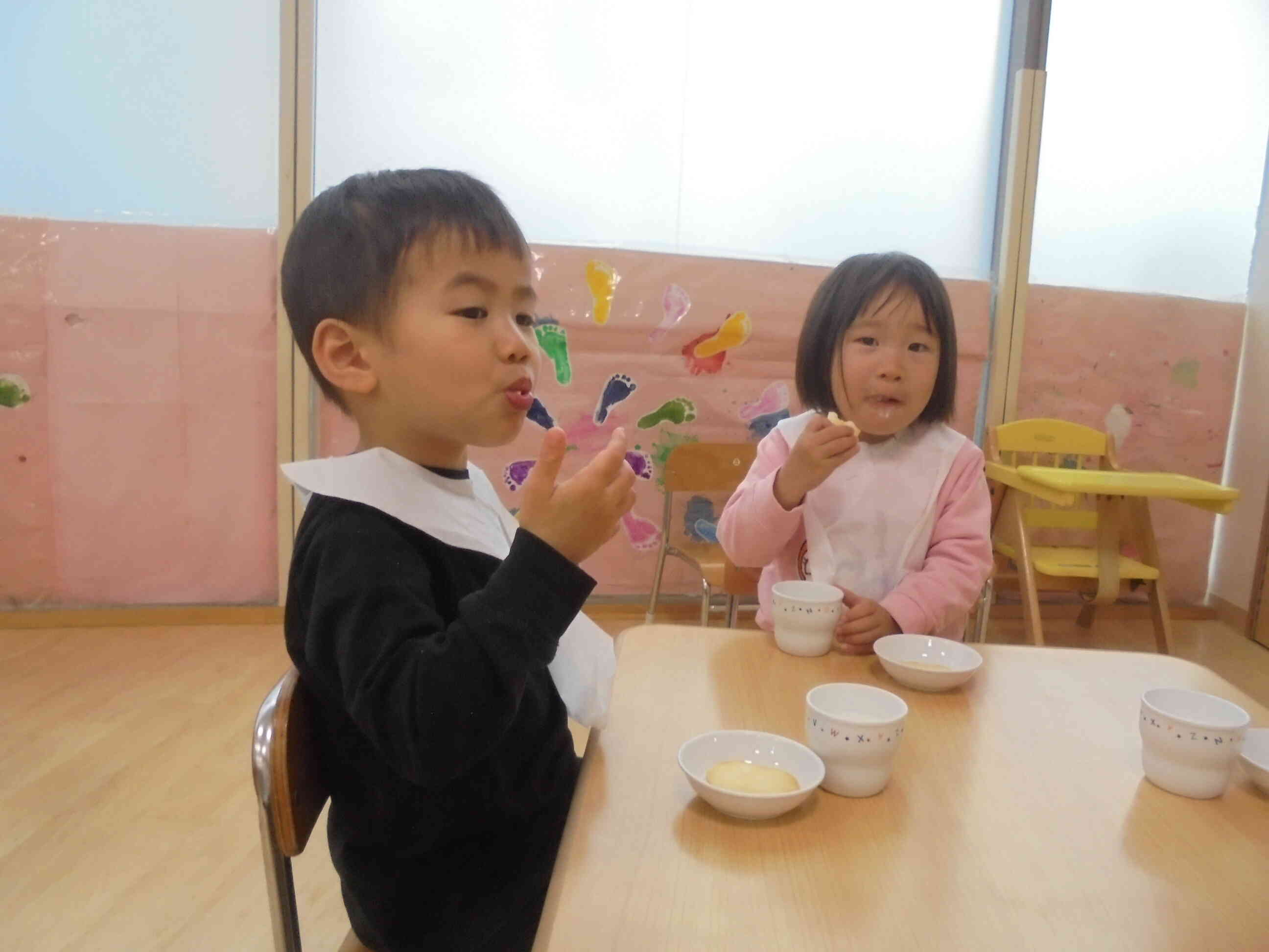 朝のおやつを楽しみにしている子ども達♬