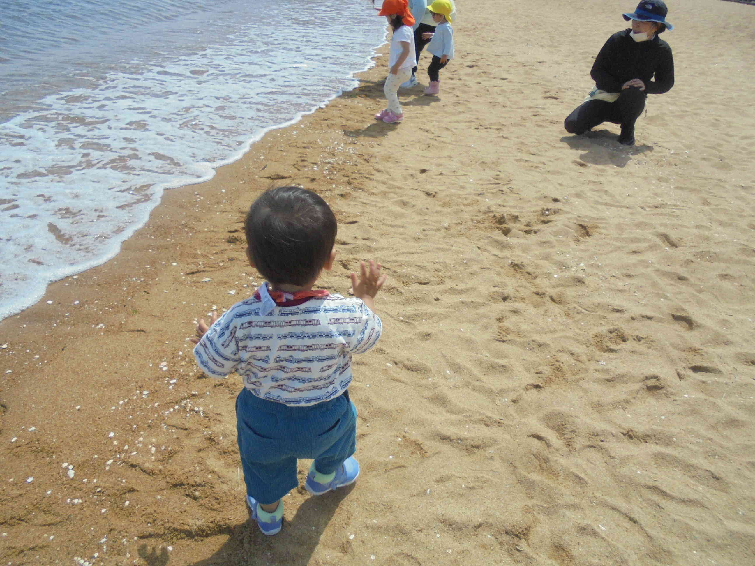 砂浜に足あとが…。