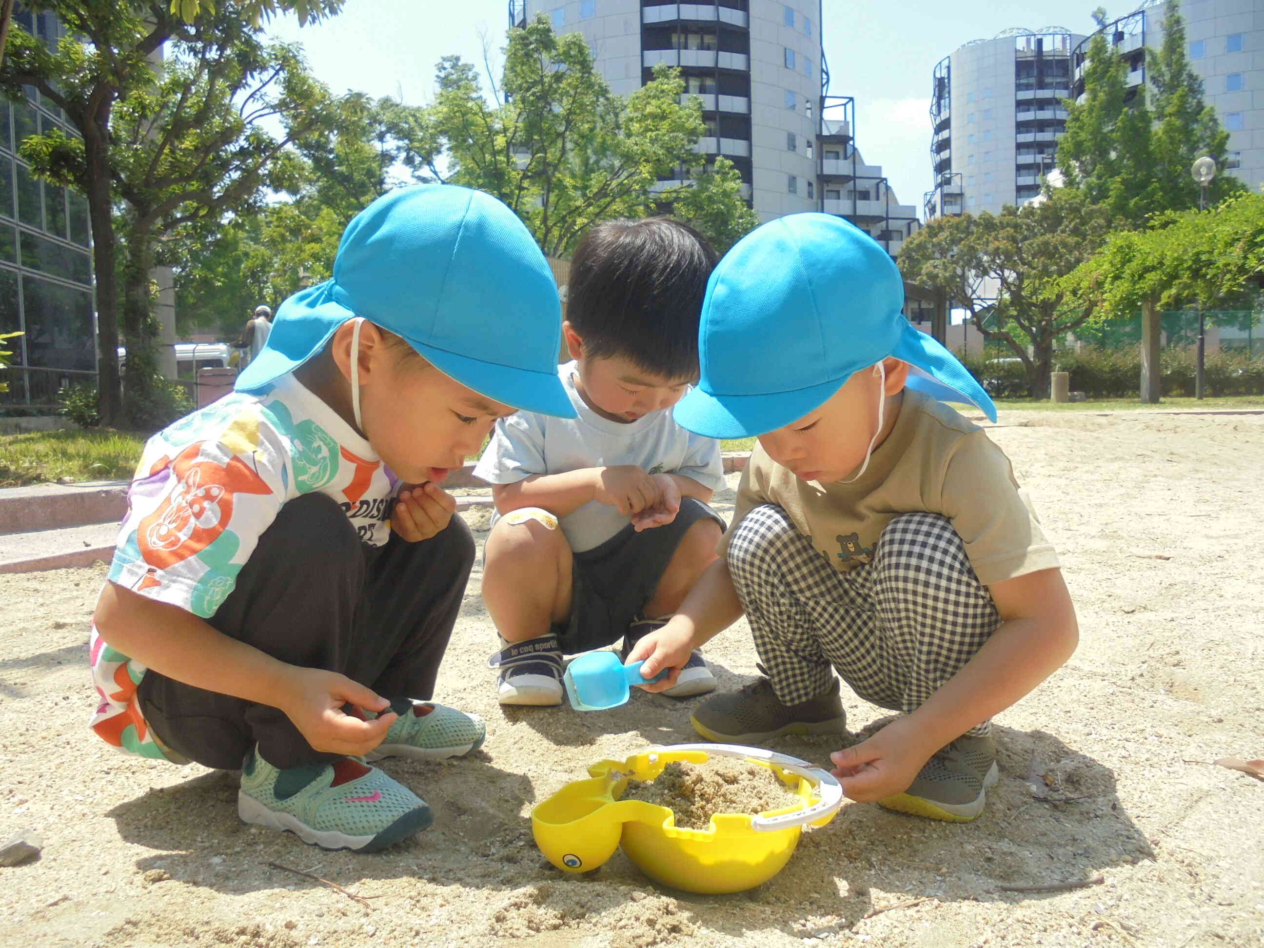 砂場でなかよく