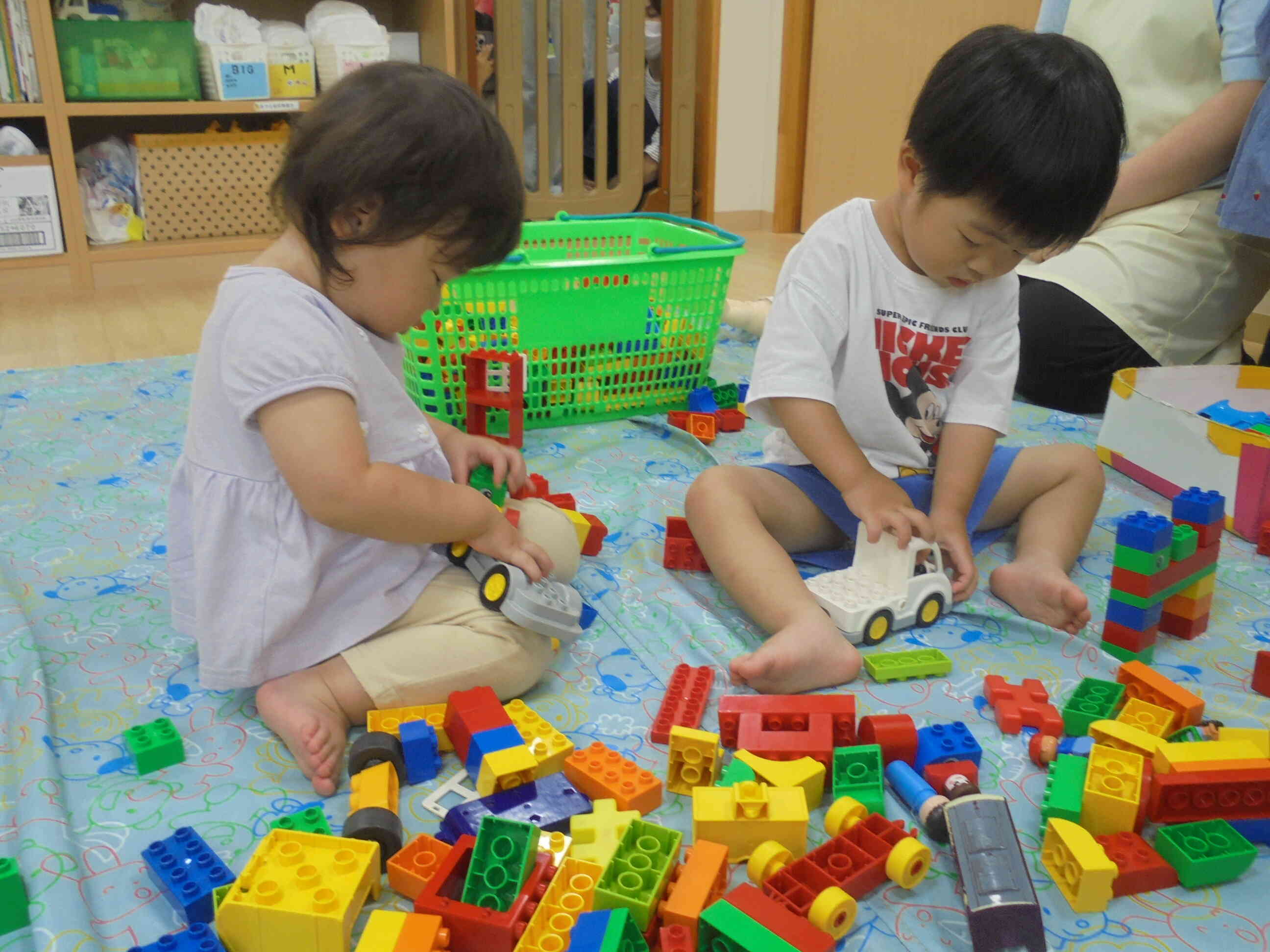 お家の方が見てるけど夢中で遊んでいます！
