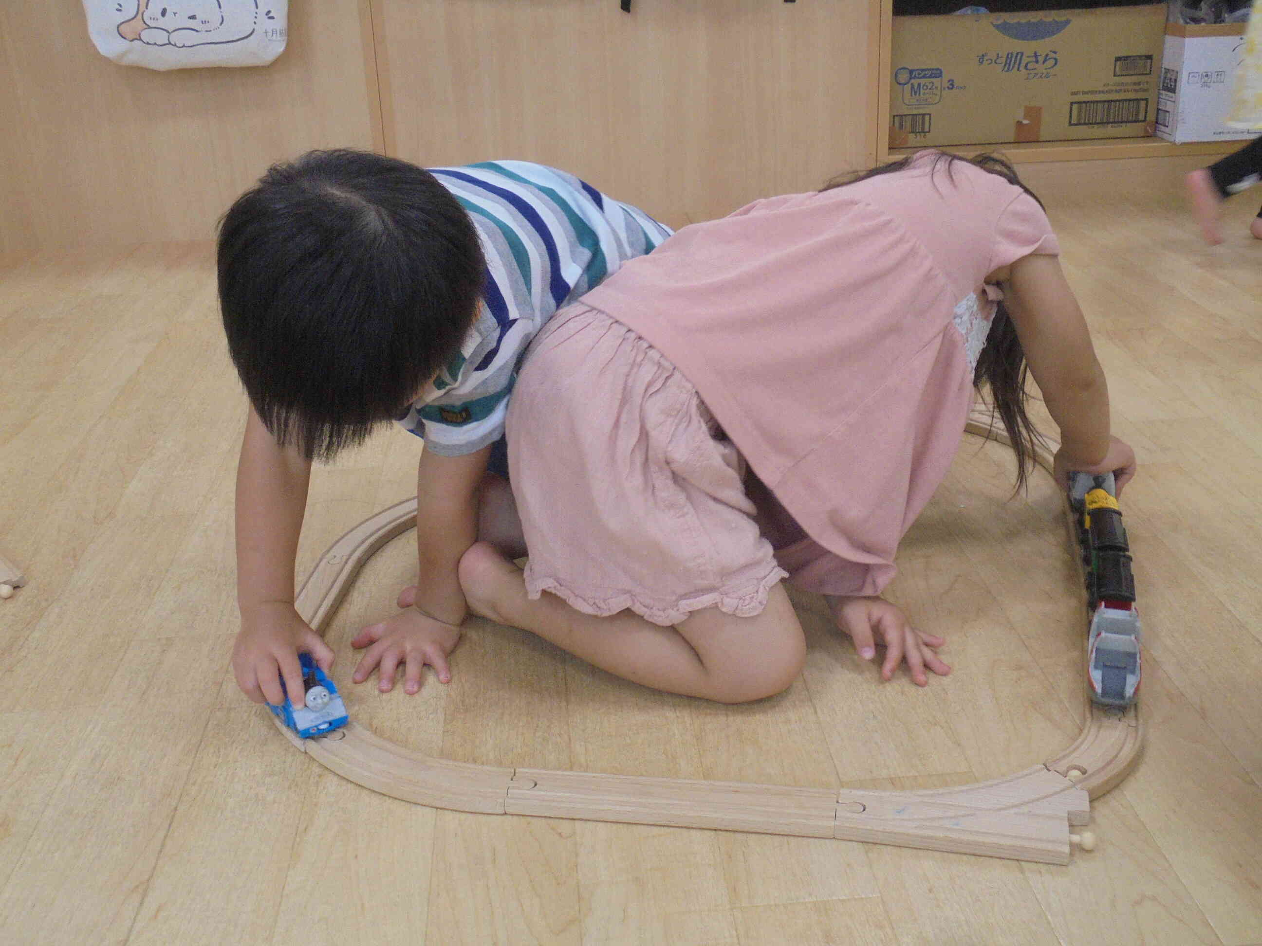 友達と遊ぶ中で関わり方を学びます。
