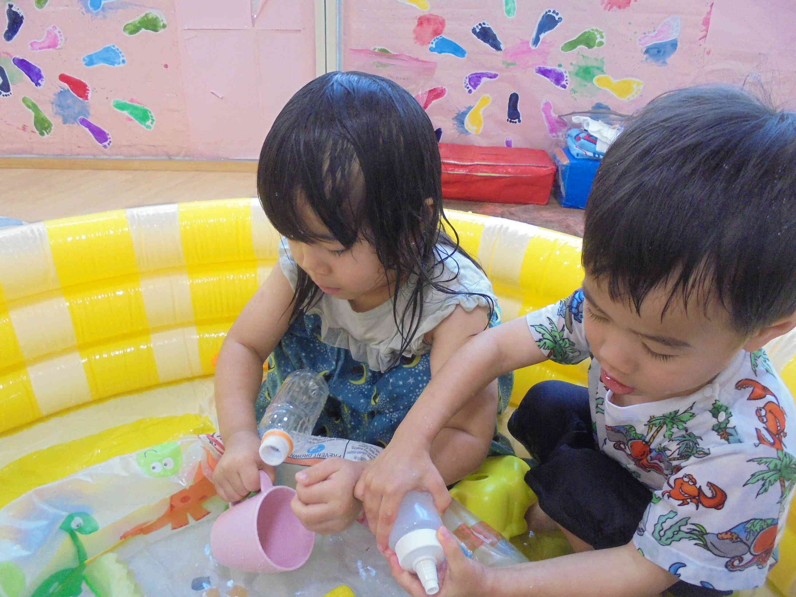 水遊びに夢中！