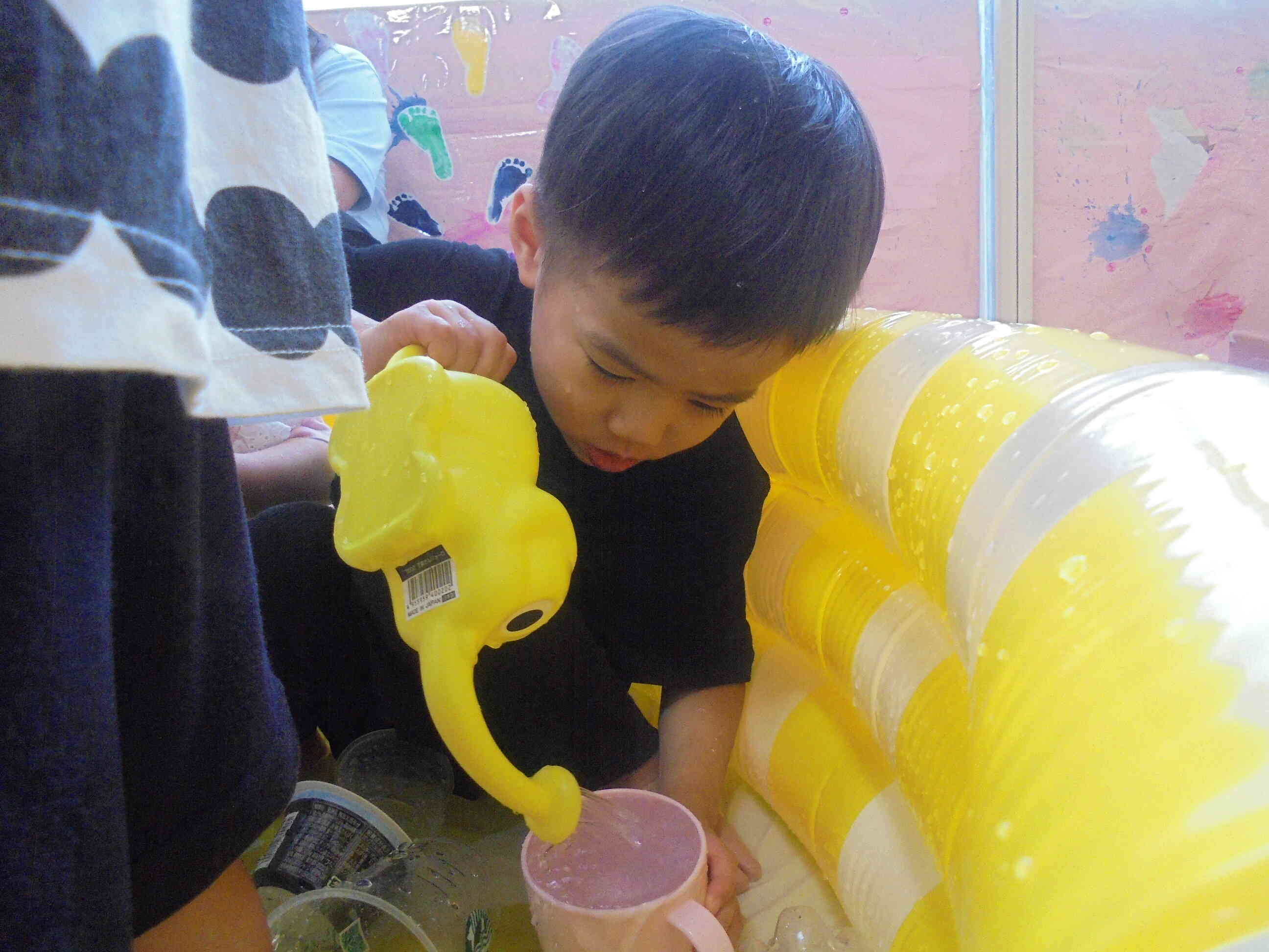 ジョウロで水を注ぐことができるよ！