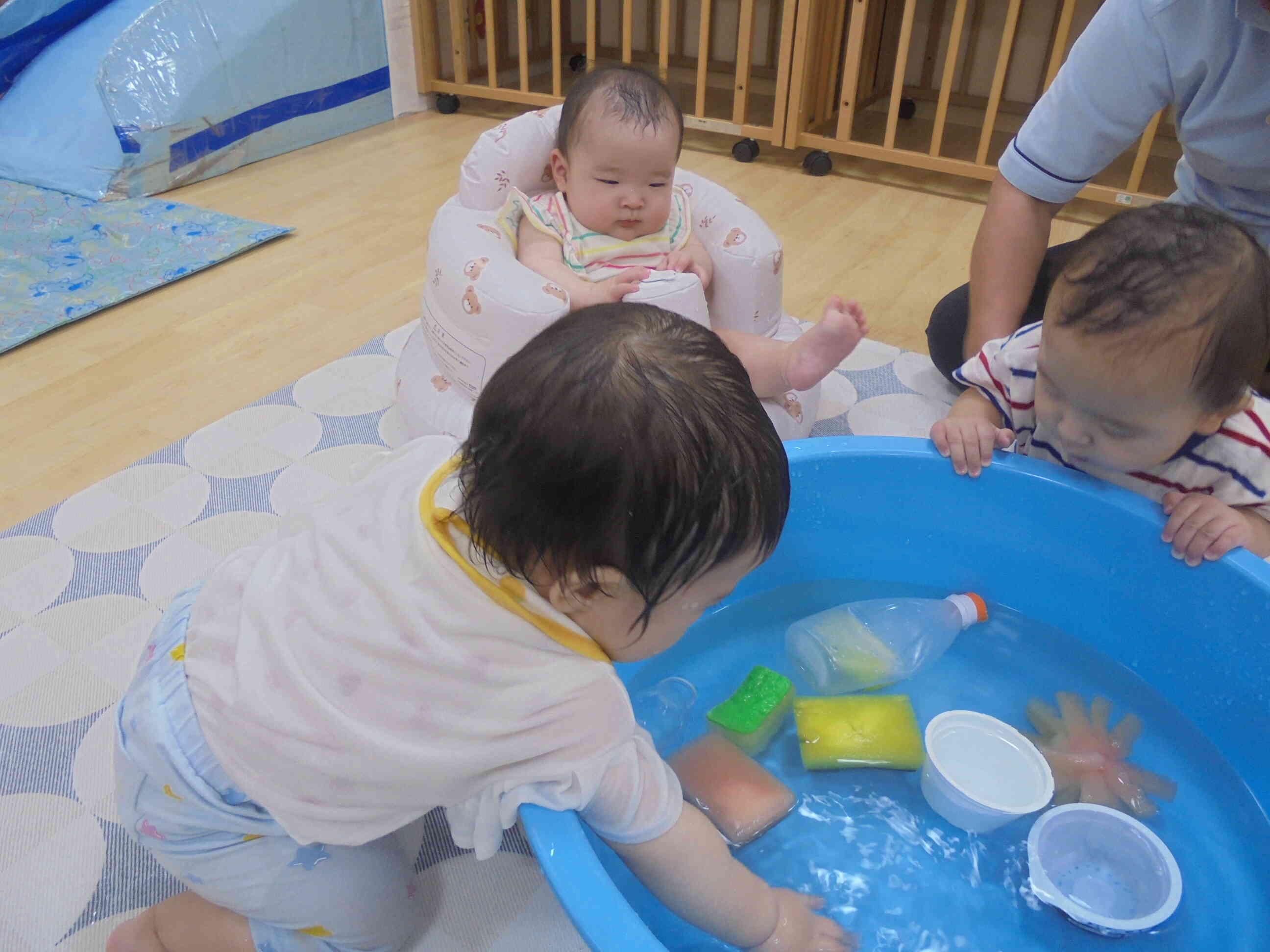 ひよこ組さんの水遊び