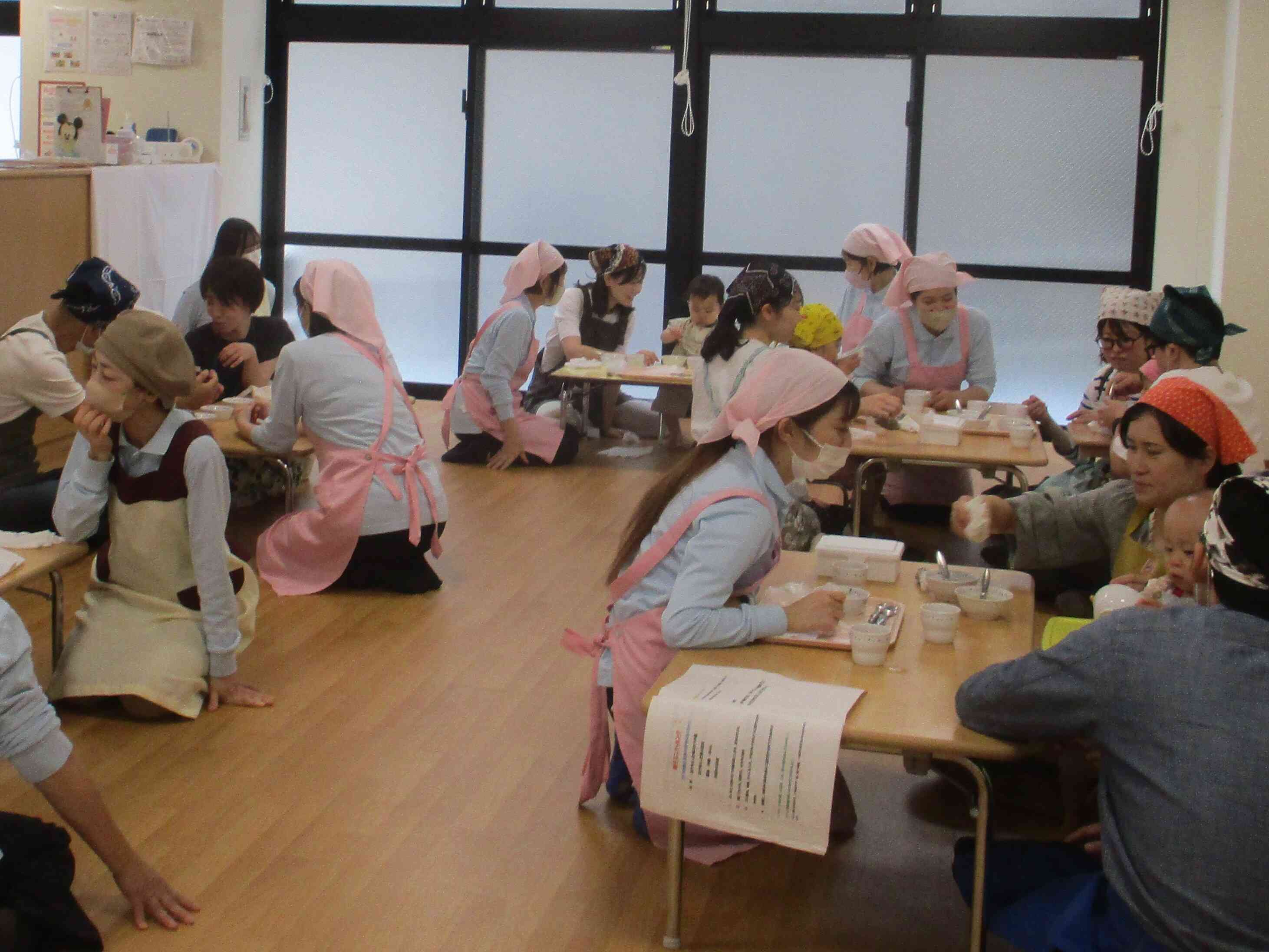 各テーブルで、子育て相談や日頃のお家での様子が聞かれました！！