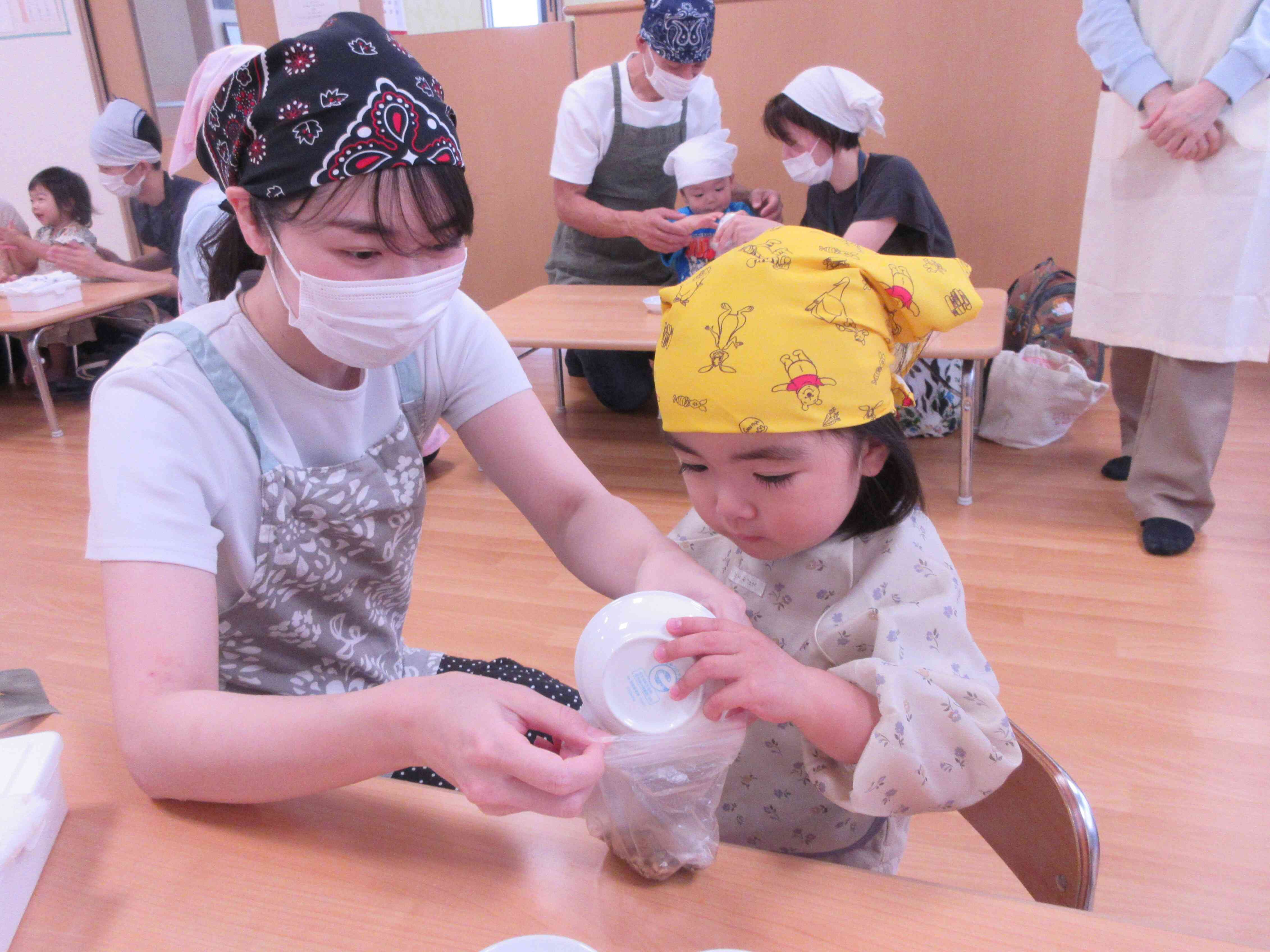 さすが2歳児さん！！自分でやれるよね！！「ママ見ててね。」