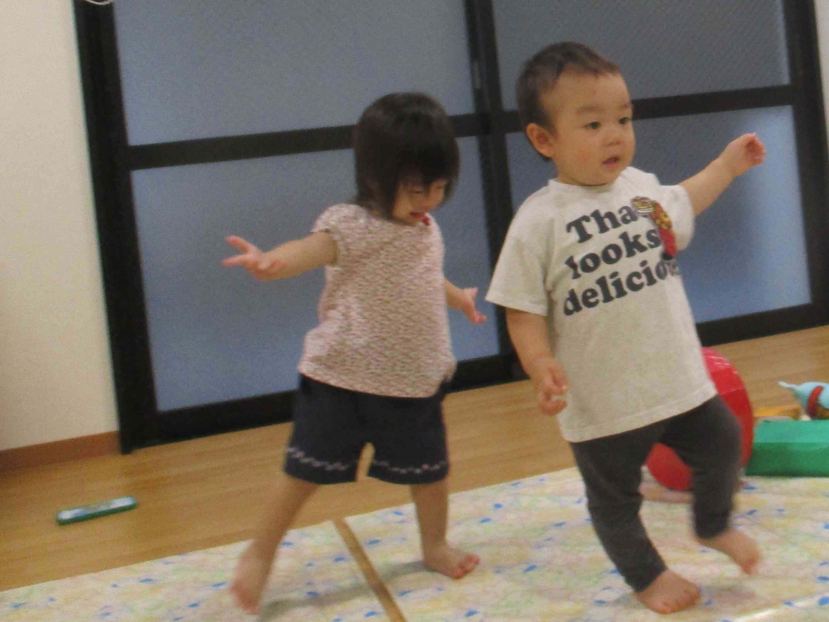 アンパンマン体操が流れると♪自然と体が動くみたい。