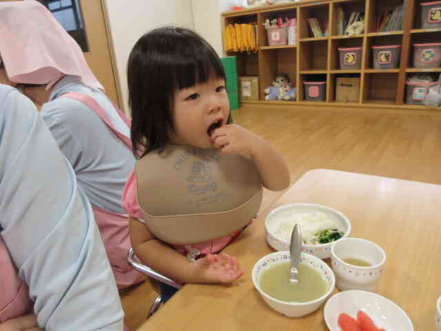 大きなお口で食べるよ！