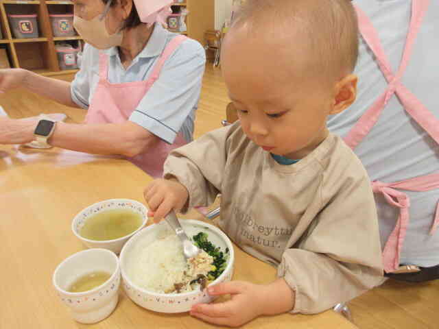 スプーンを使って食べるよ！
