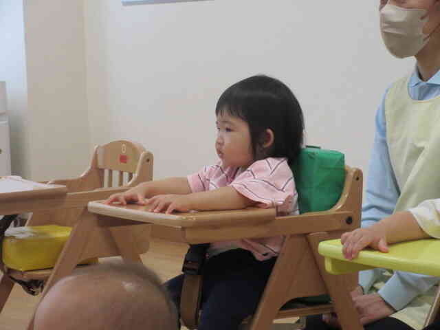 集中して聞いてます。