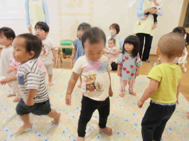 みんなで　音楽に合わせて踊ろう！！