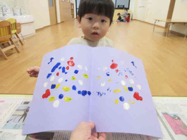 １歳児さんは、デカルコマニーに挑戦！！