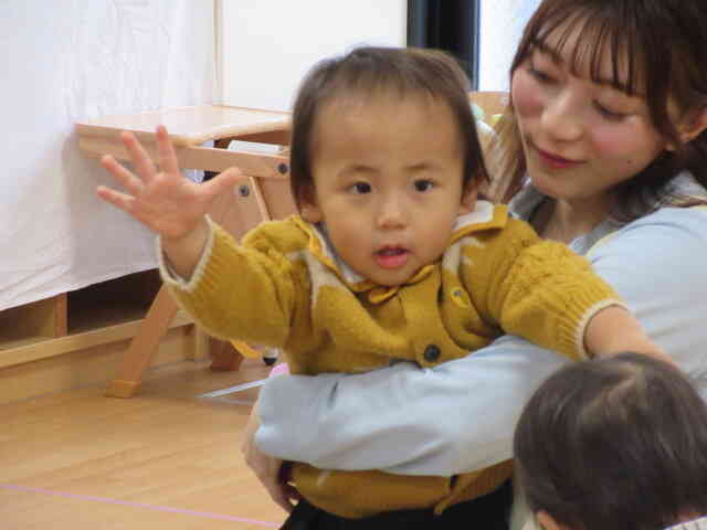 お名前を呼ばれると元気に手をあげます！！僕１歳児だよ！！