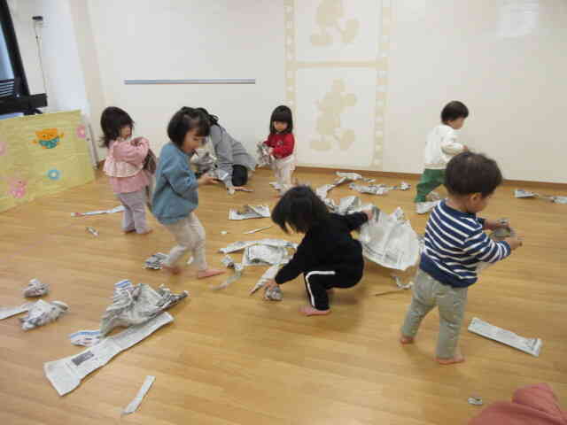 新聞紙あそびを楽しんでます！！