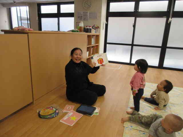 絵カードをつかって一緒に発音します！！