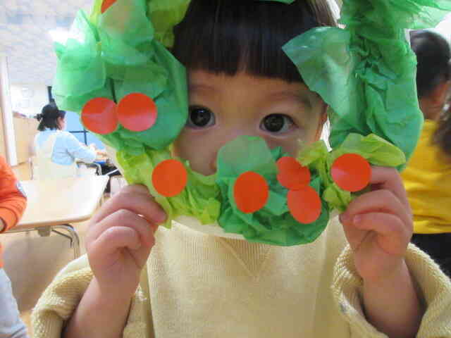 クリスマスのリース製作（１・２歳児）