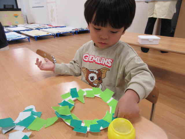 ２歳児さんは、折り紙をちぎって貼っていきます！！