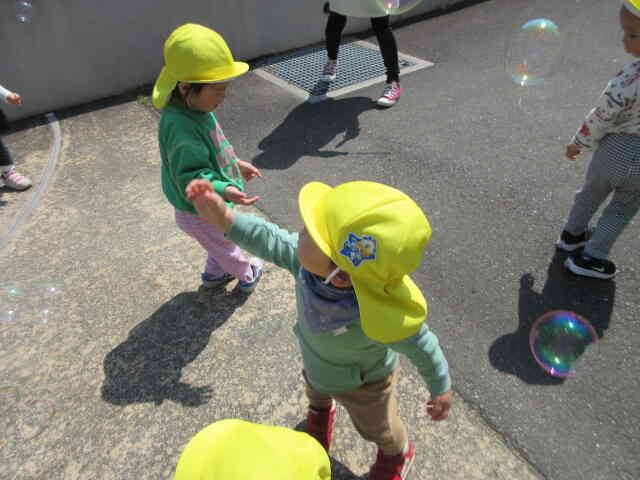 光ってる・・飛んでる・・