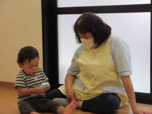 先生の優しいまなざしの中、安心して遊んでいます！！