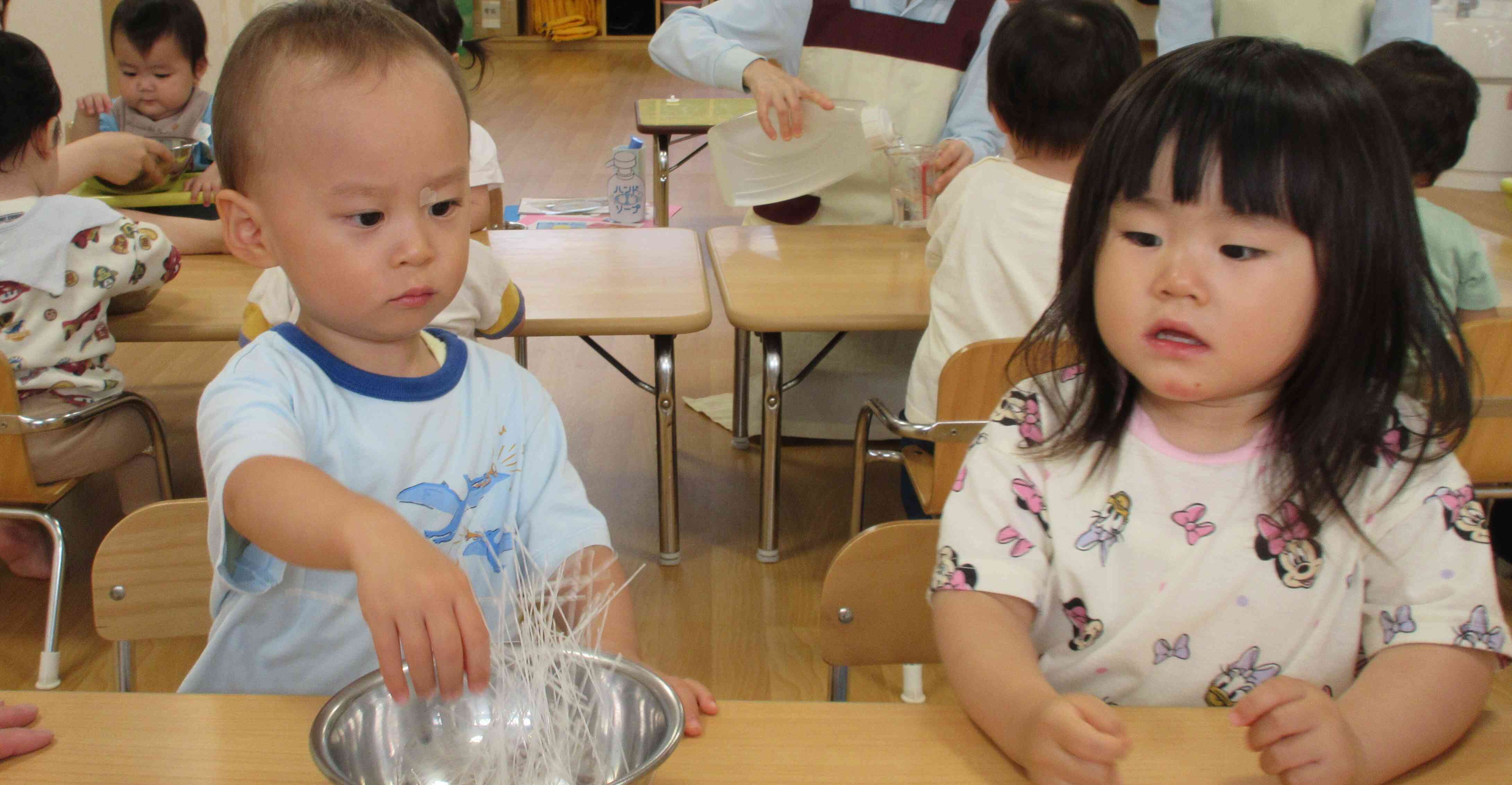 かたいけど、これにお水をいれたら柔らかくなるって・・ほんとかな？