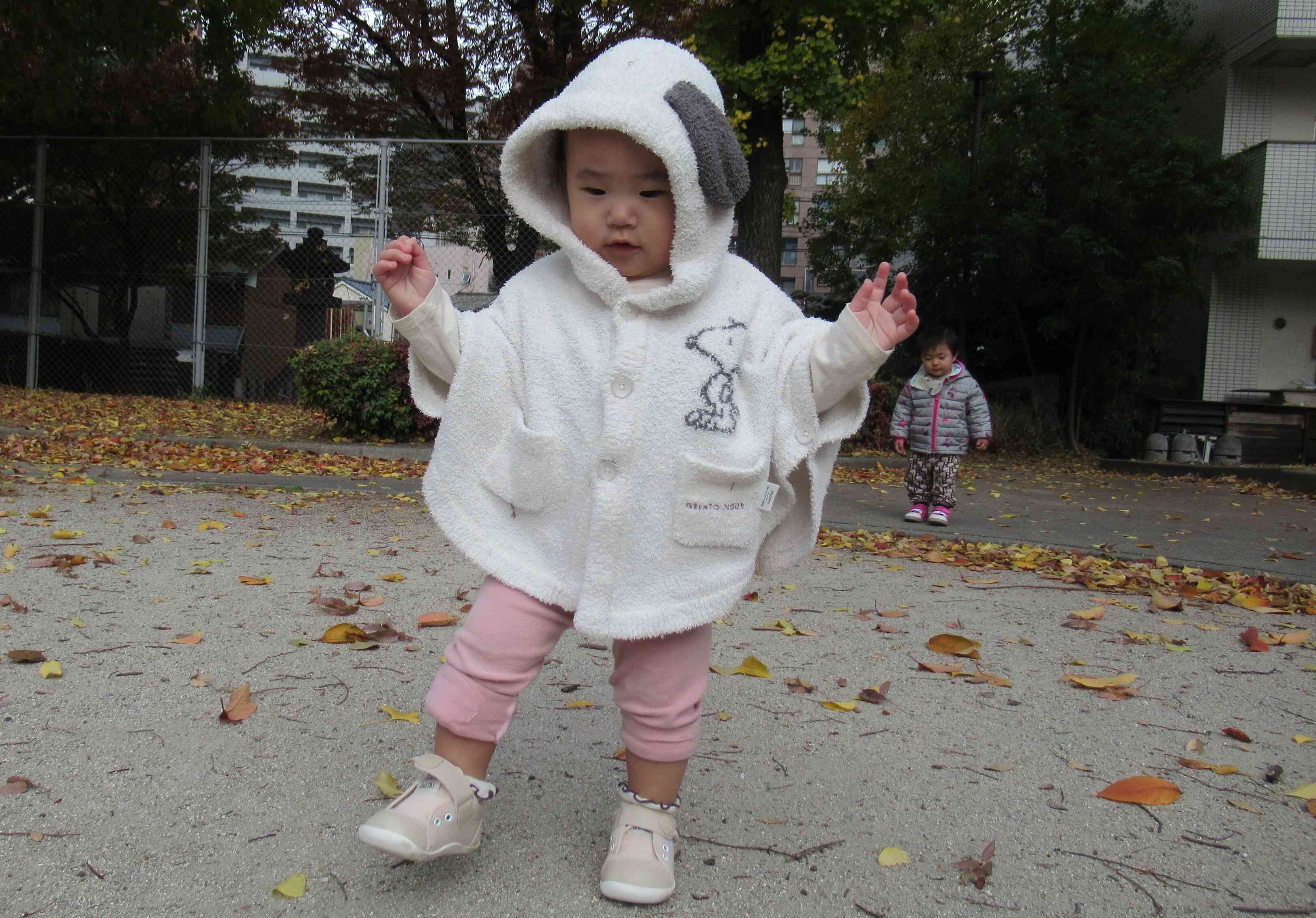 お外でも上手に歩けるよ ♪