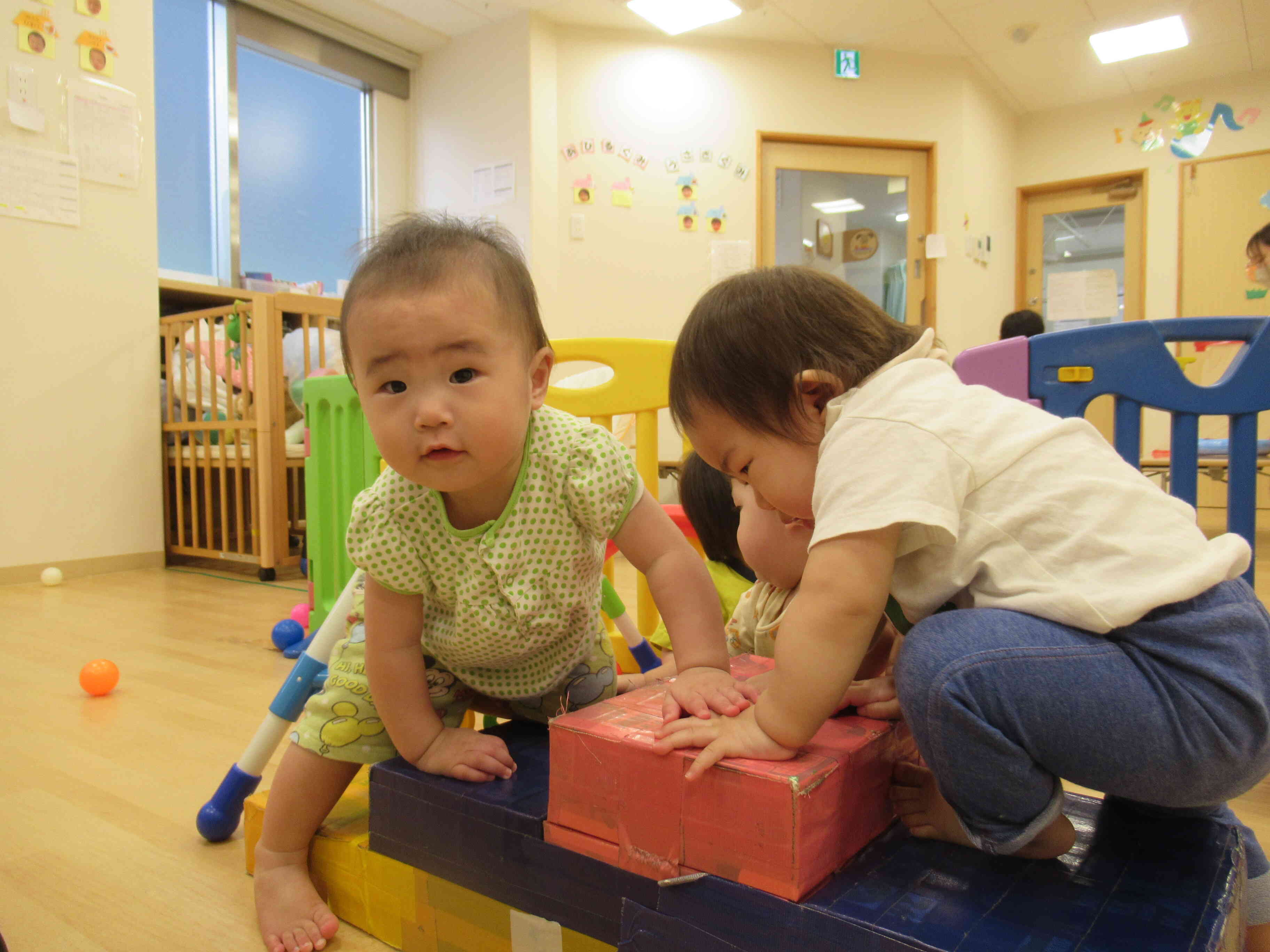 お友だちと仲よく階段上ったよ！