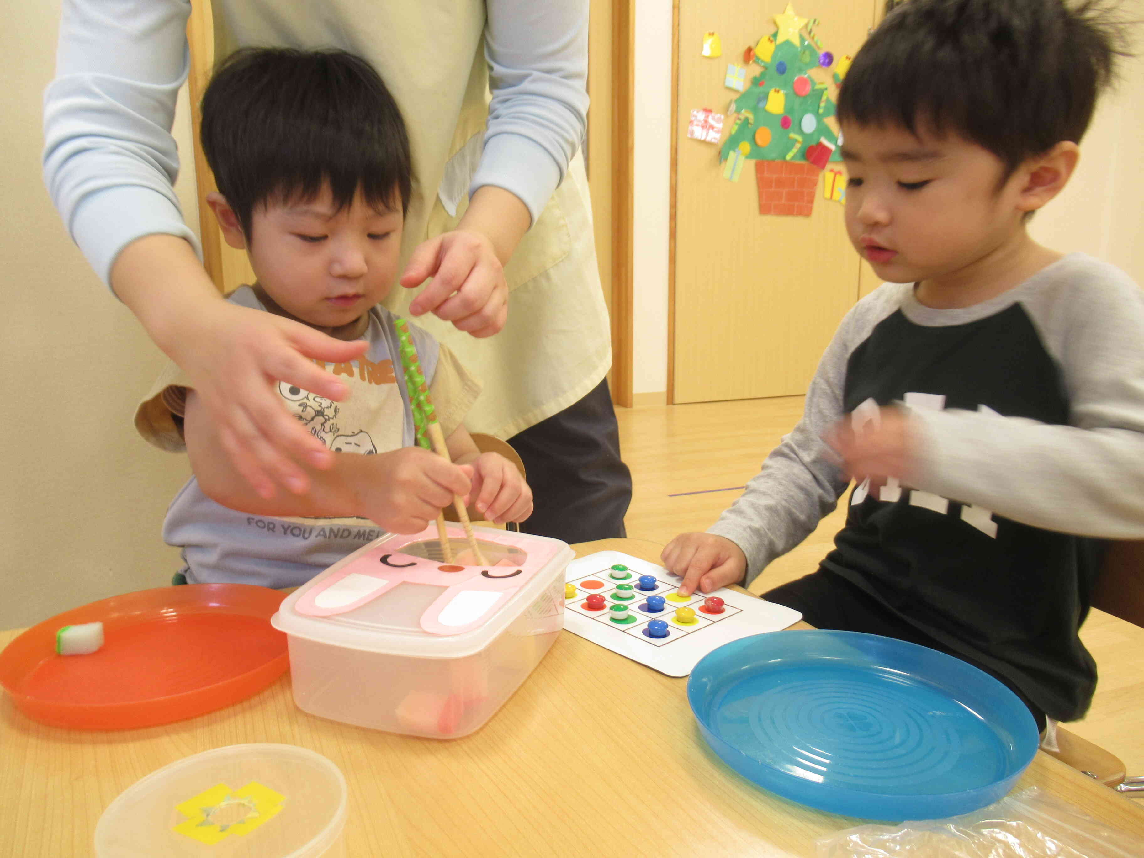 うさぎ組さんはお箸に挑戦中！先生と一緒に一生懸命に遊びました