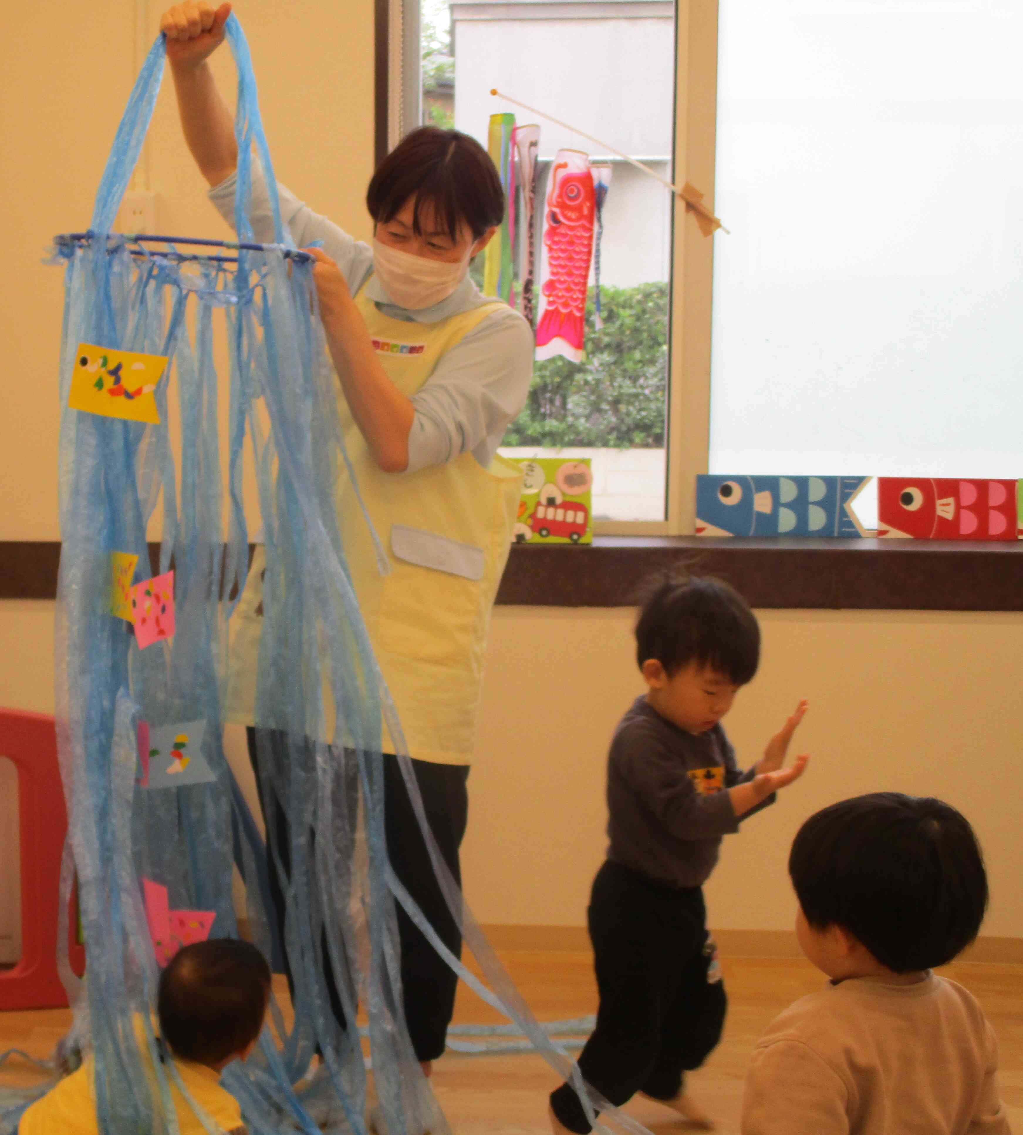 「みんなが作ったこいのぼりが元気に滝をのぼるよ～」