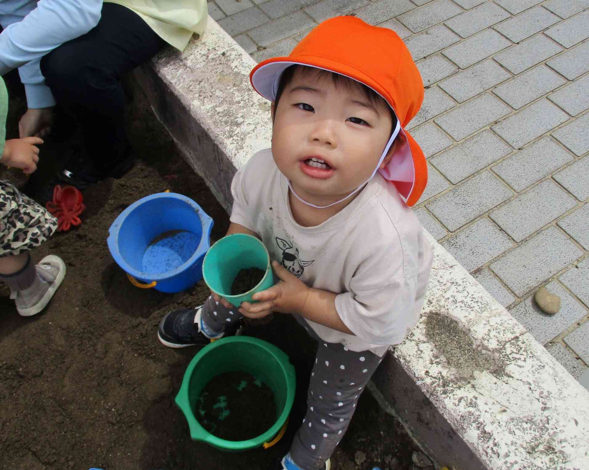 お砂場で遊んだよ～あひる組（1歳児）～