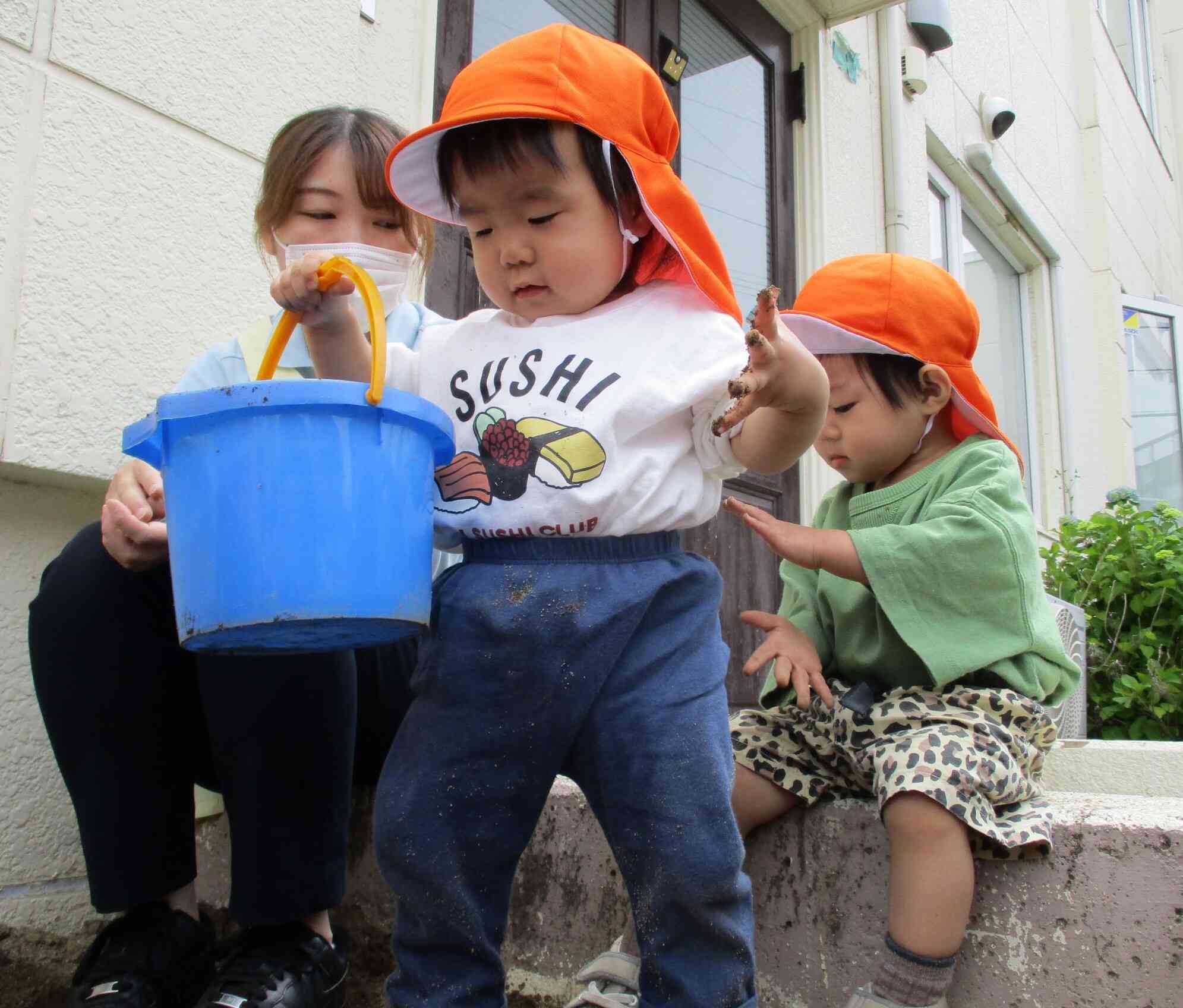 砂が入ったバケツ、重たいけれど、しっかり持てるよ～！