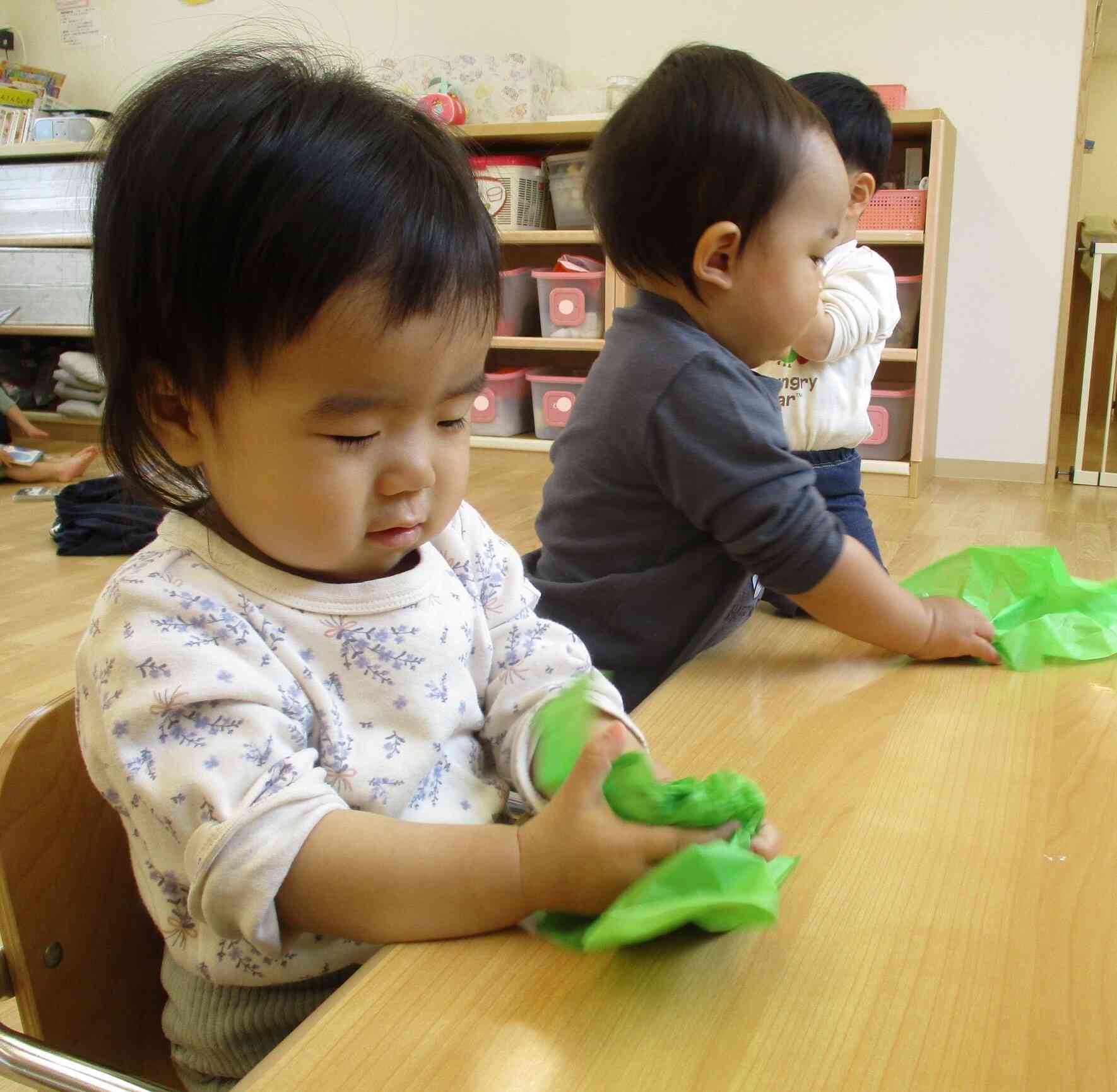 葉っぱをクシャクシャ!