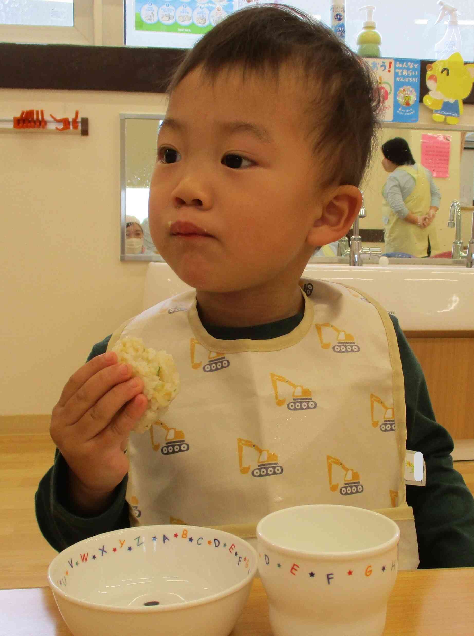 おにぎりにぎれたよ