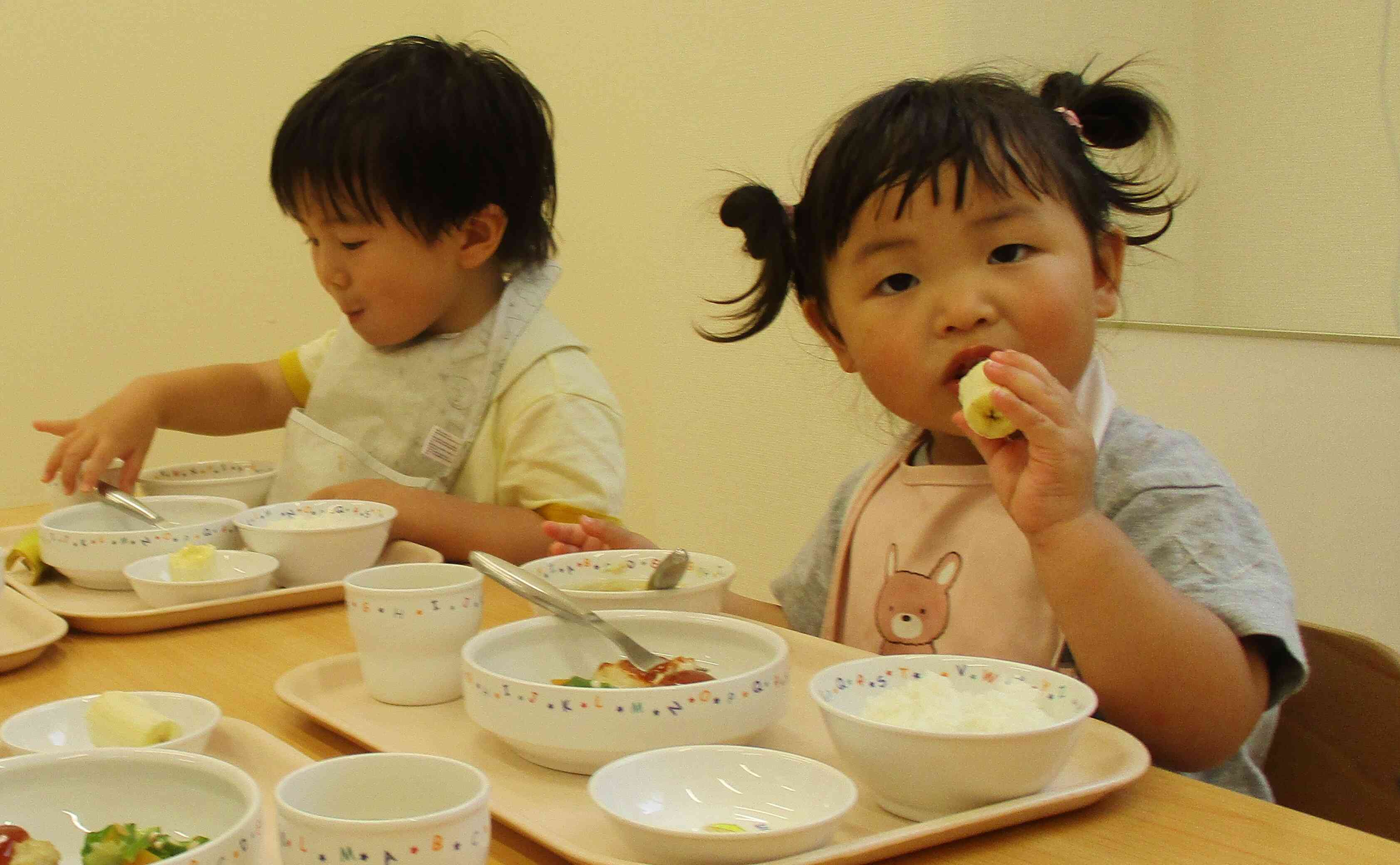 お友だちとの給食はとってもおいしいね！