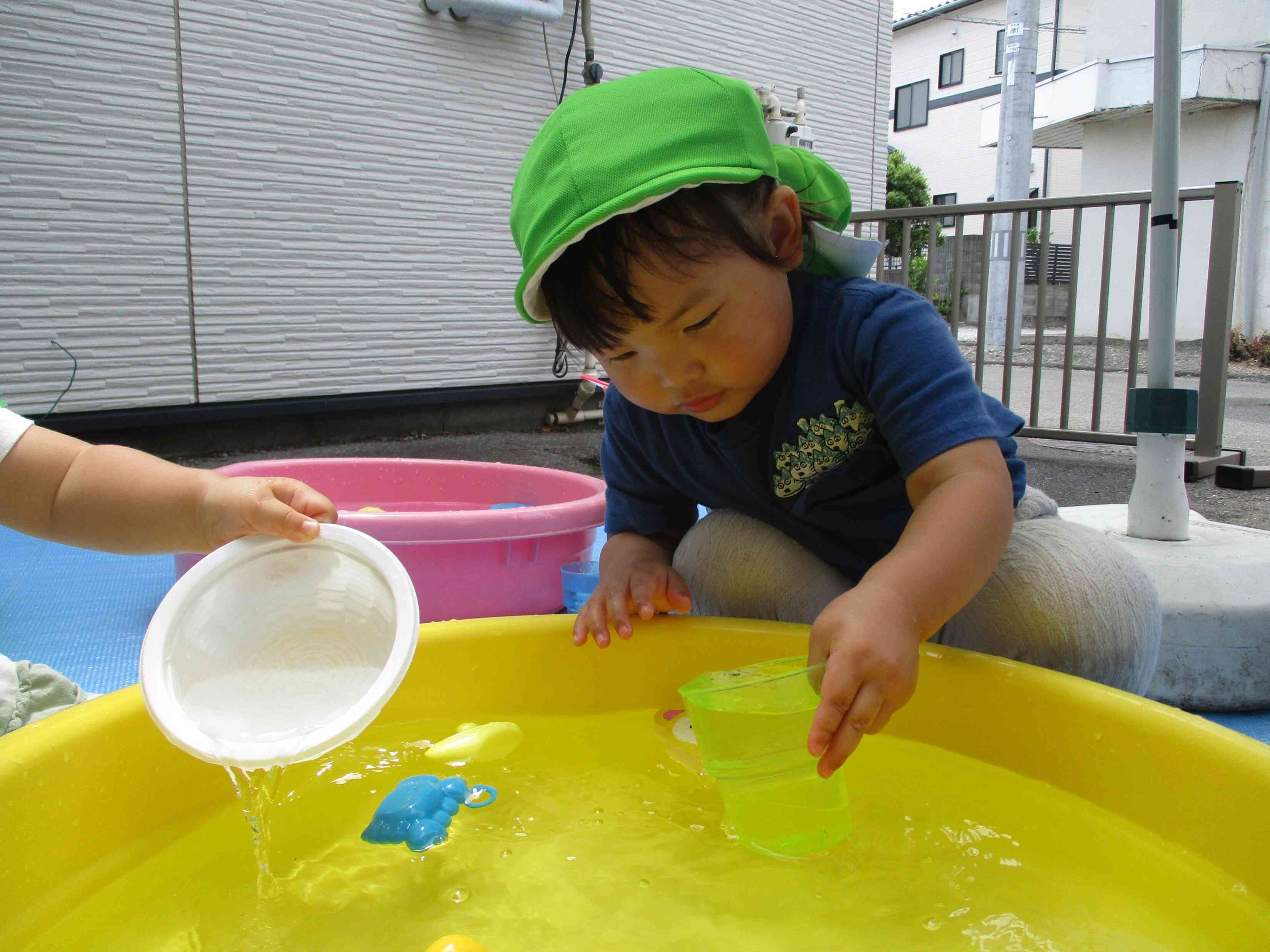 水あそび（2歳児）